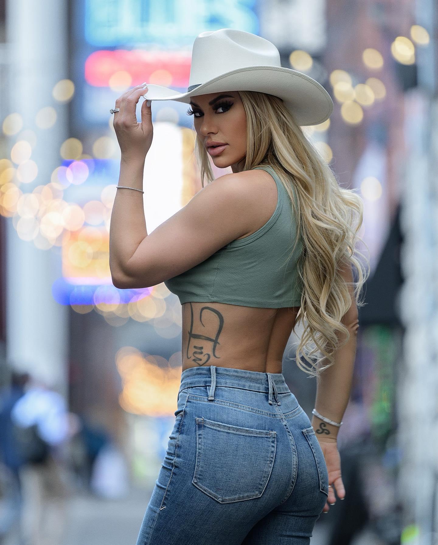 Kindly Myers Flaunts Her Toned Abs In A Tiny Crop Top