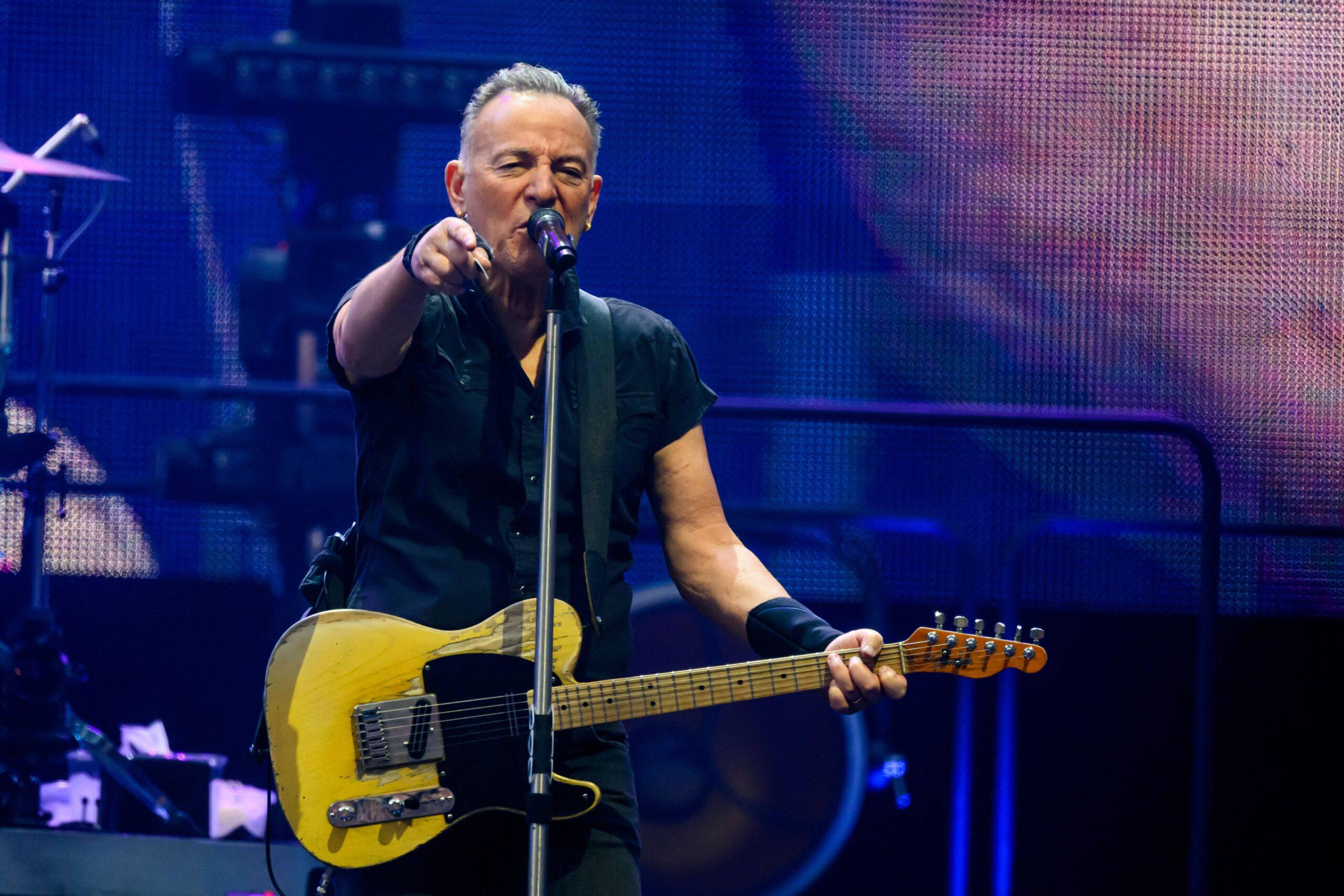 Bruce Springsteen Left Unhurt After Suffering A Terrible Fall On Stage At Amsterdam Show