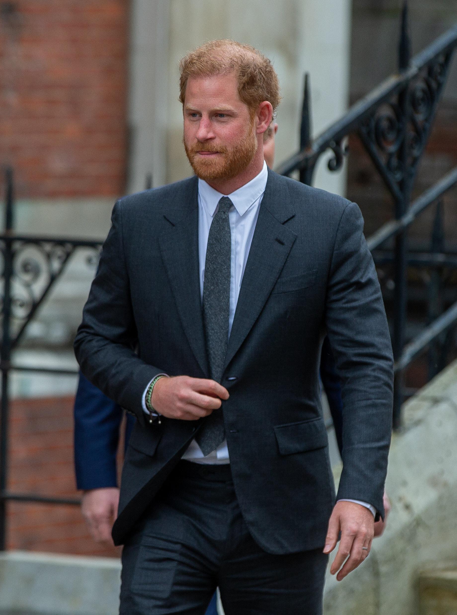 Pangeran Harry meninggalkan Mahkamah Agung setelah hari terakhir gugatannya terhadap Daily Mail