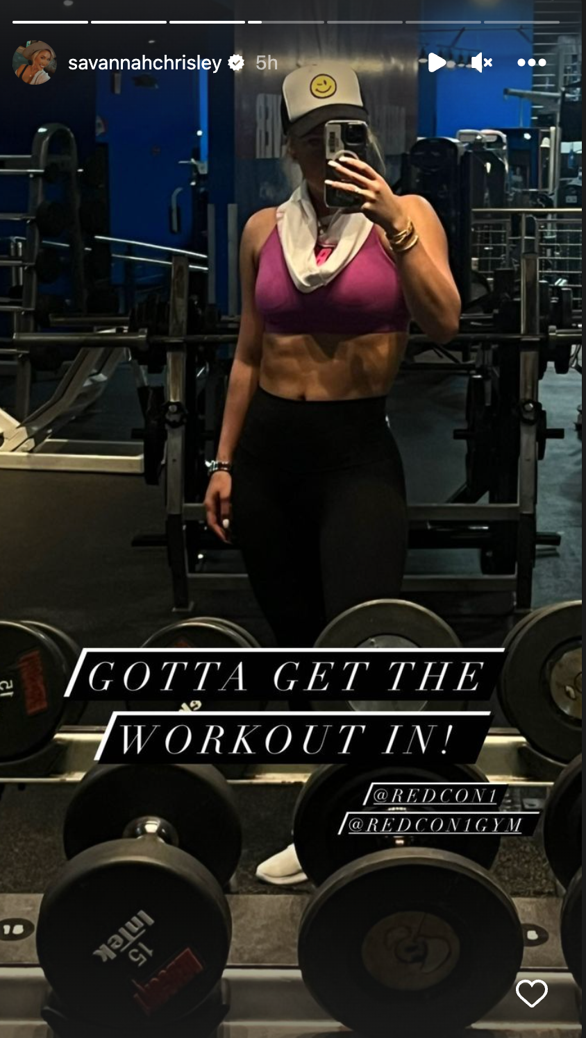 Savannah Chrisley flaunts abs in gym photo