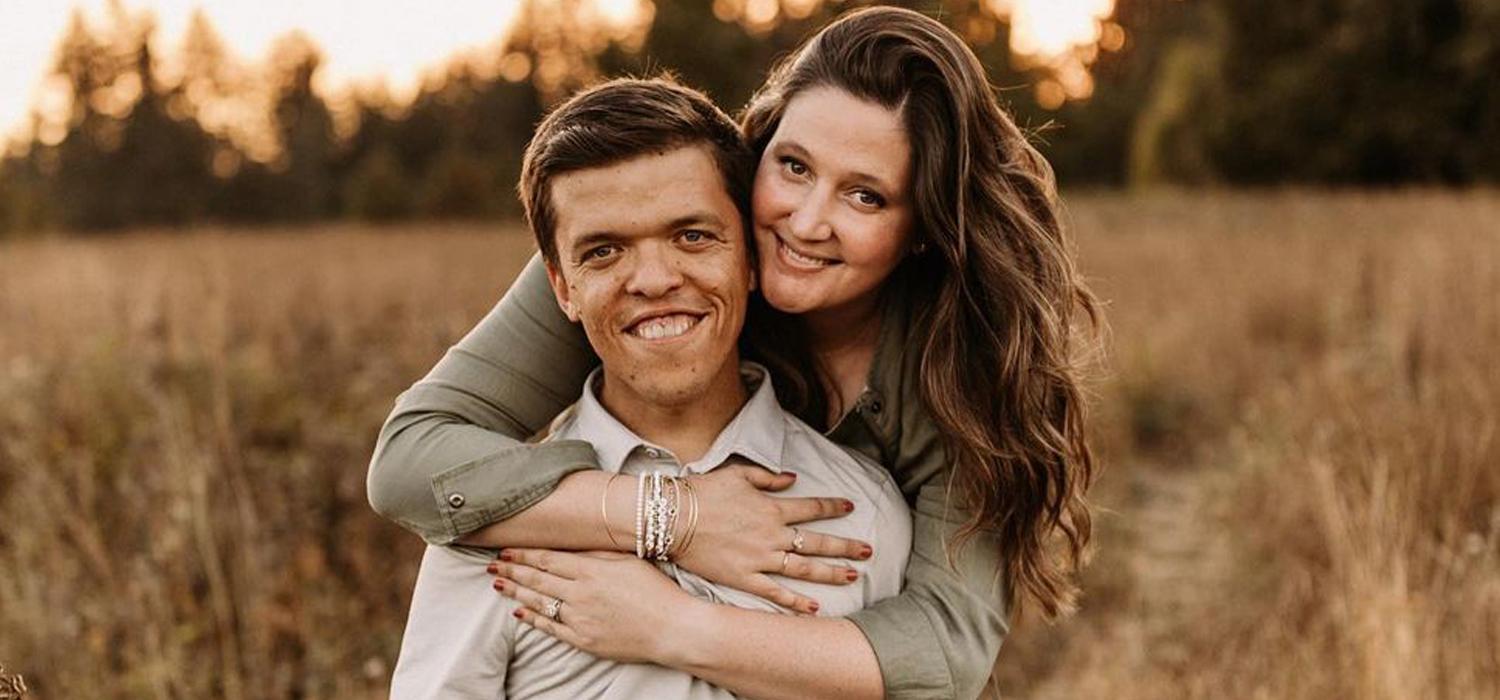 Tori Roloff embraces her husband Zach Roloff from behind for a photo session
