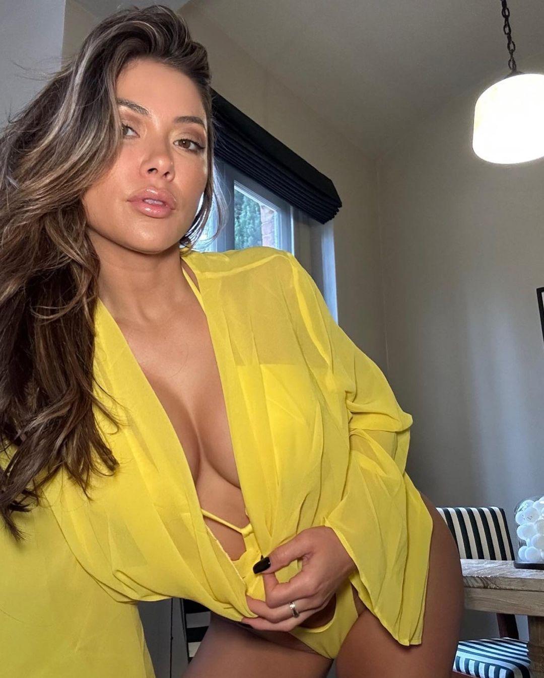Arianny Celeste In Skimpy Yellow Swimsuit Grabs Fans' Attention