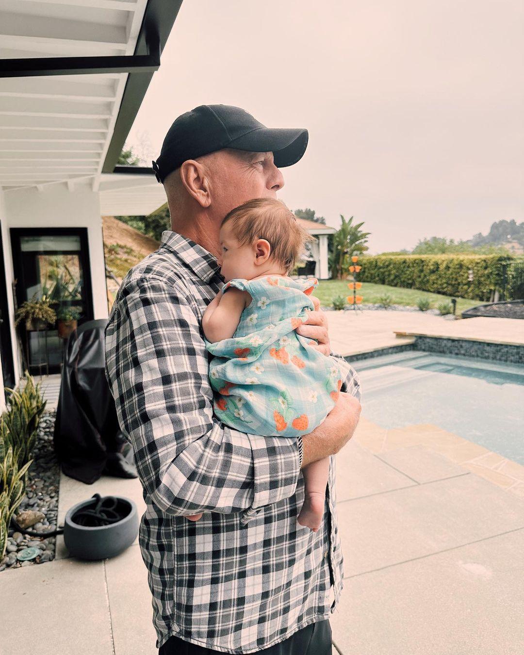 //Bruce Willis with his granddaughter
