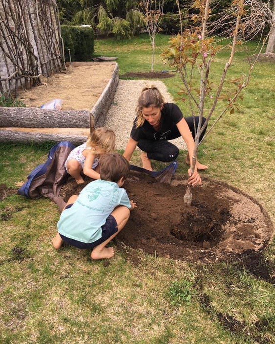 Gisele Bundchen plants a tree with kids