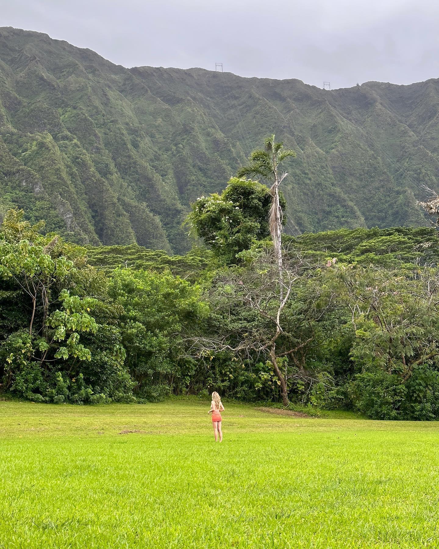 Golfer Grace Charis Goes Braless Under Backless Dress In Hawaii