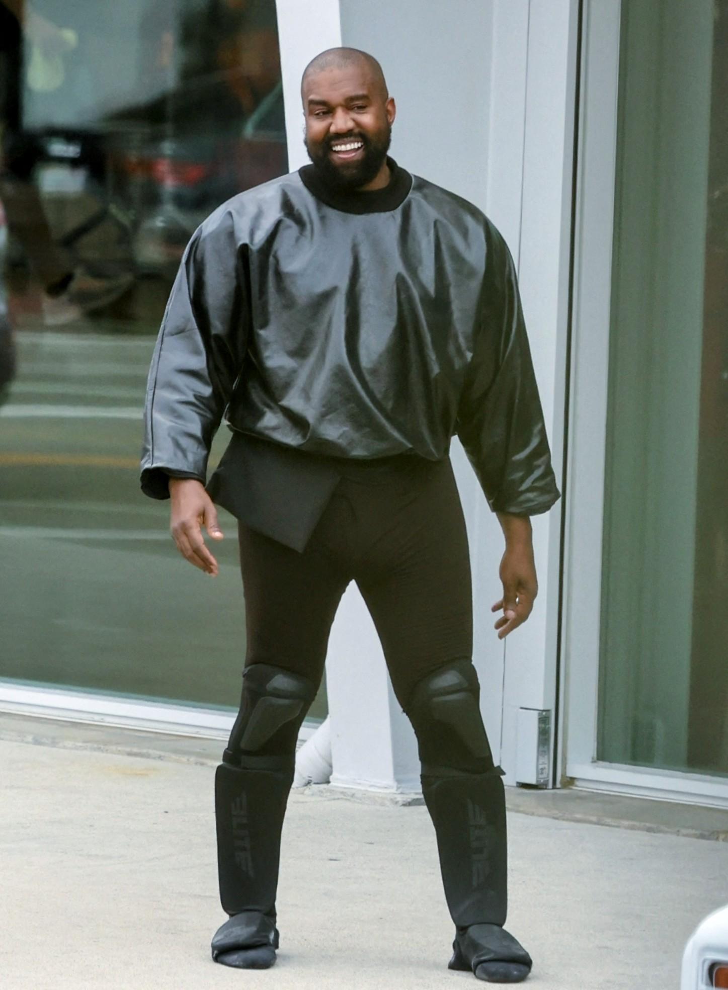 Kanye West e sua 'esposa' Bianca Censori aparecem com roupas bizarras para o culto de domingo