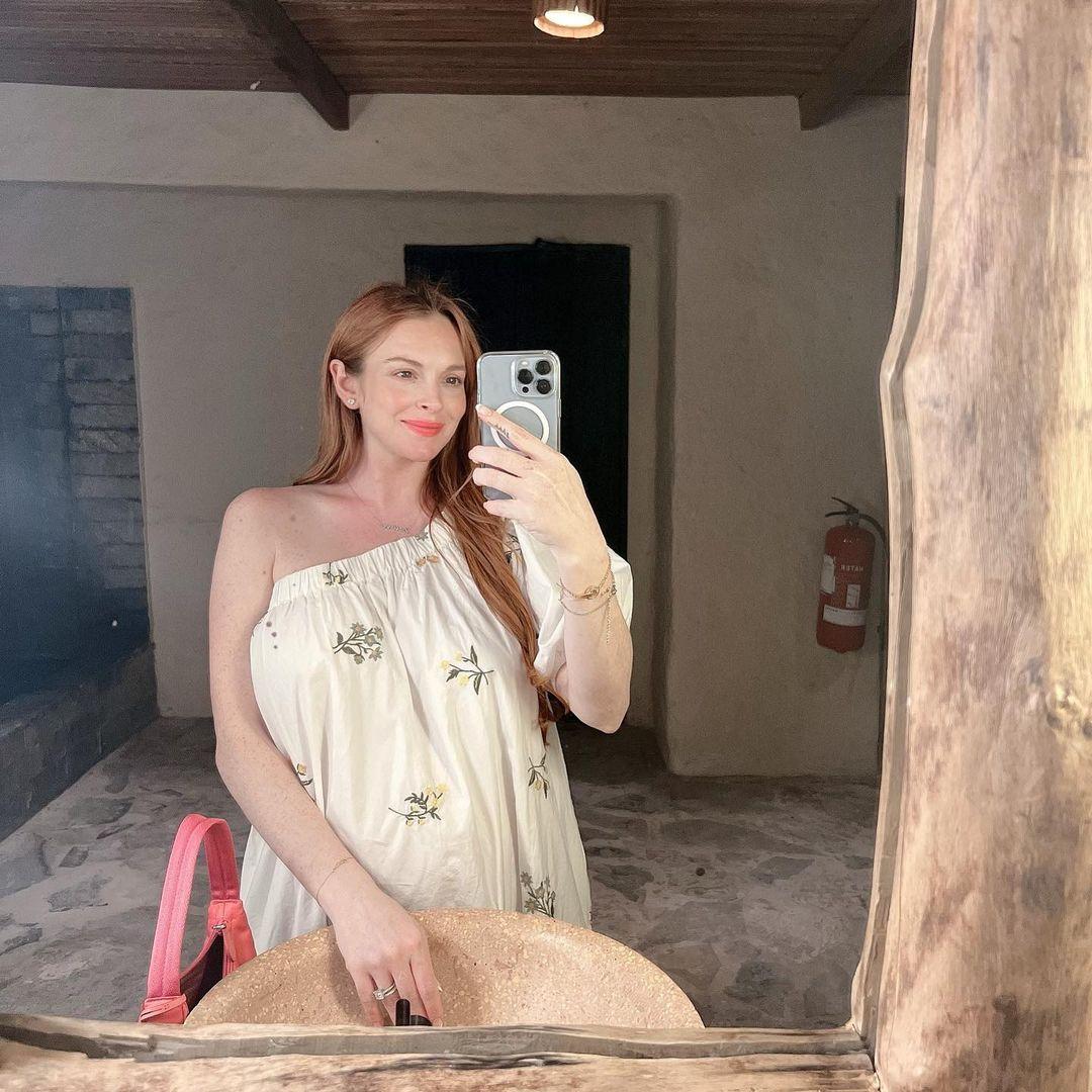 Fans Praise Pregnant Lindsay Lohan's Glow, See The Stunning Photo