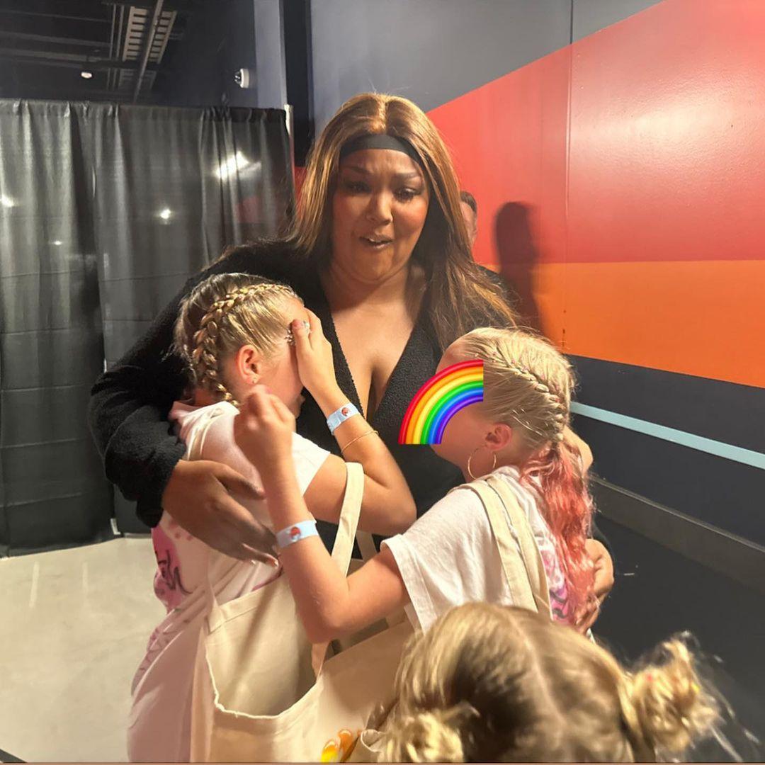 Lizzo hugs Kristen Bell's daughters
