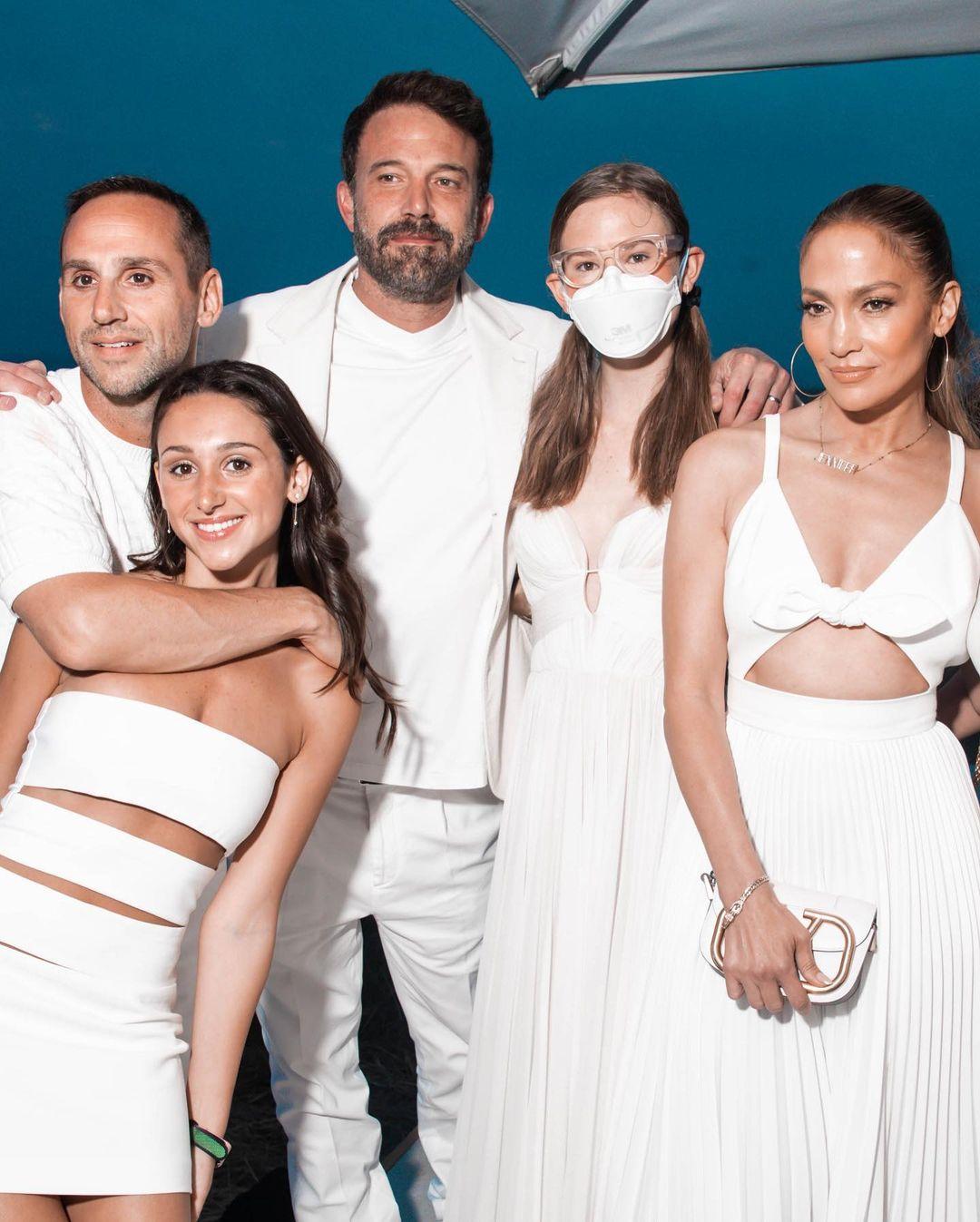 Violetta with Dad Ben Afflek, Jlo, Michael Rubin and his daughter