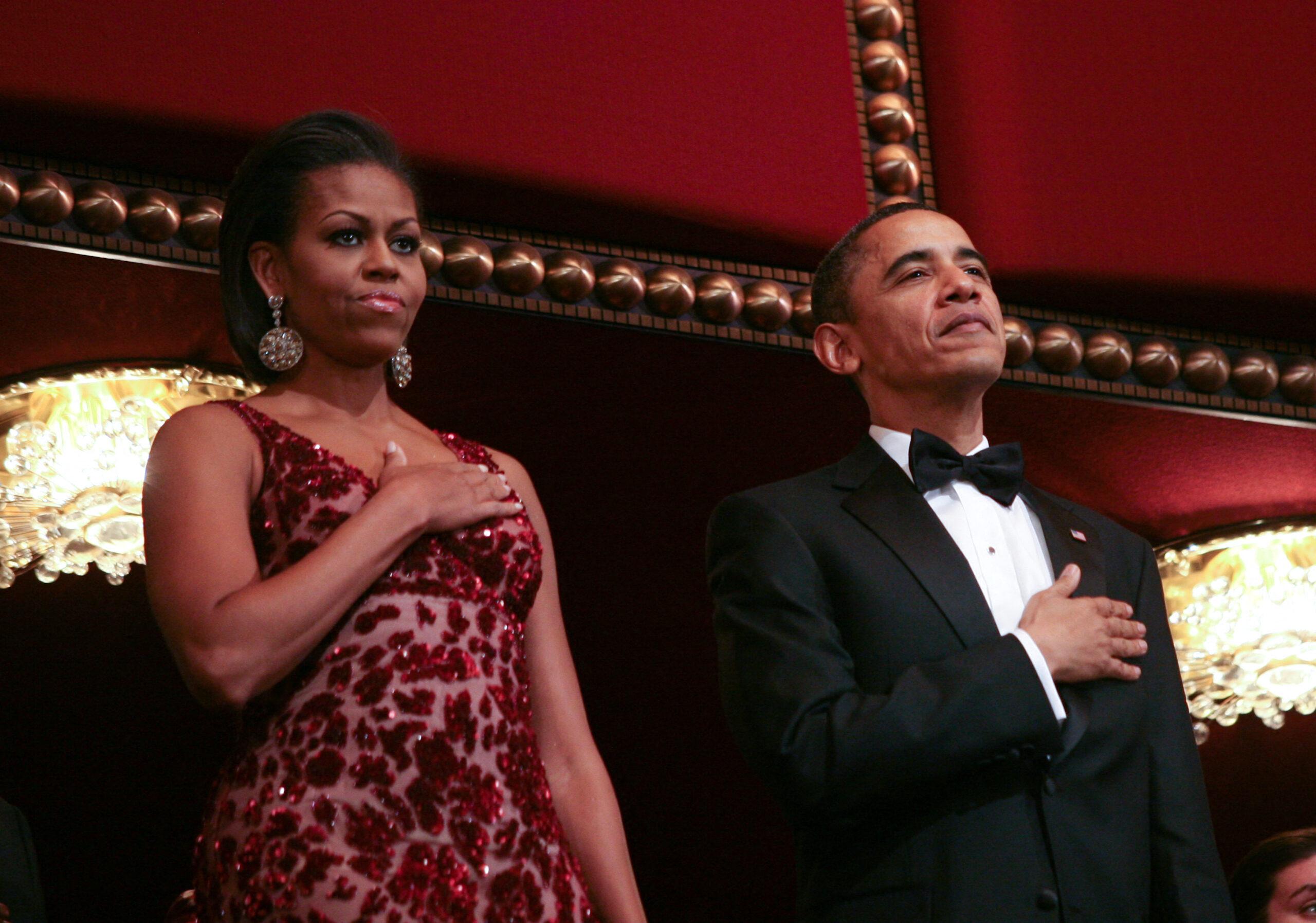 Barack Obama e Michelle Obama participam da Cerimônia de Honra do Kennedy Center 2010 em Washington, DC, em 5 de dezembro de 2010.