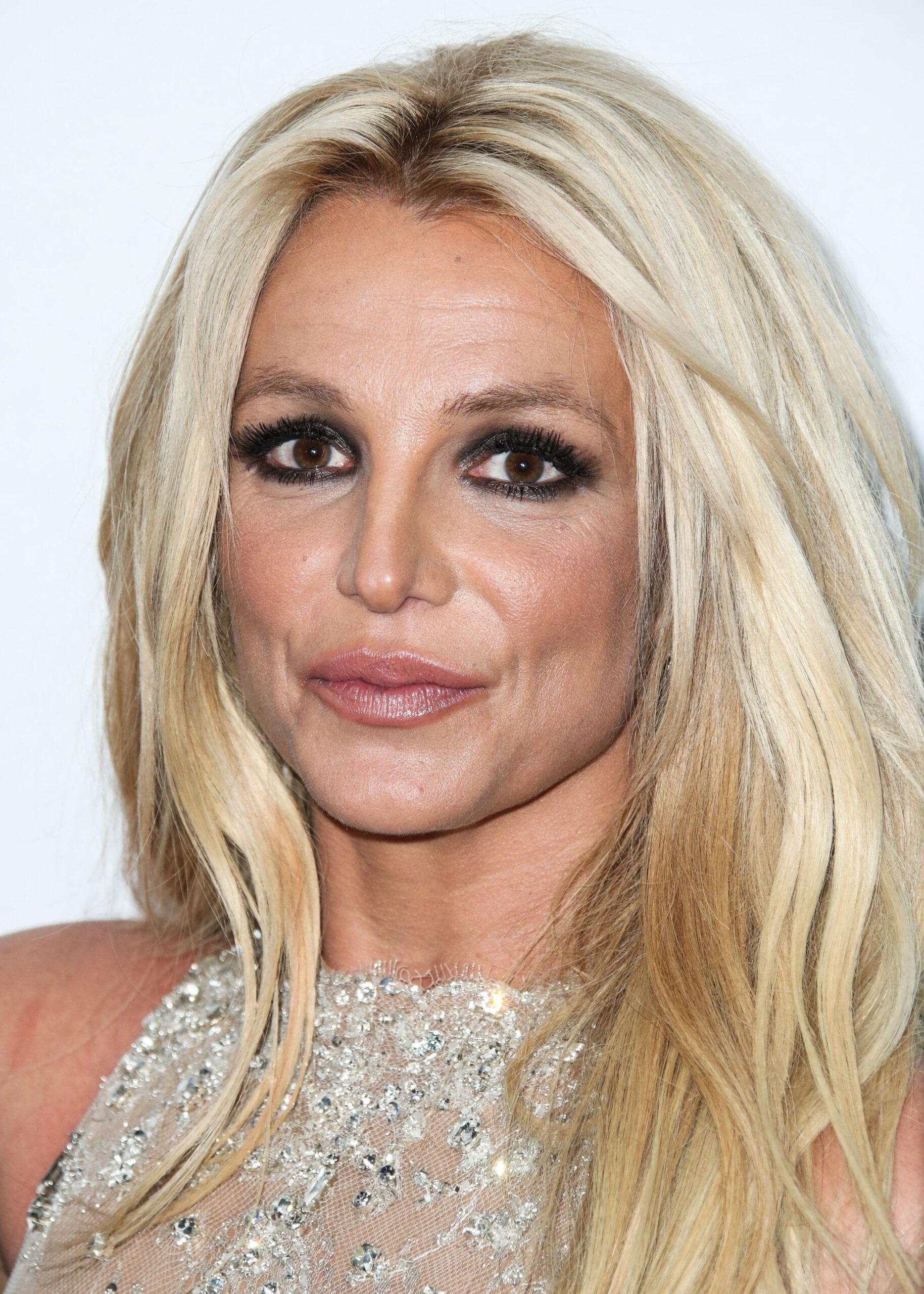 Britney Spears usando sandálias Giuseppe Zanotti Harmony chega ao 4º Hollywood Beauty Awards anual