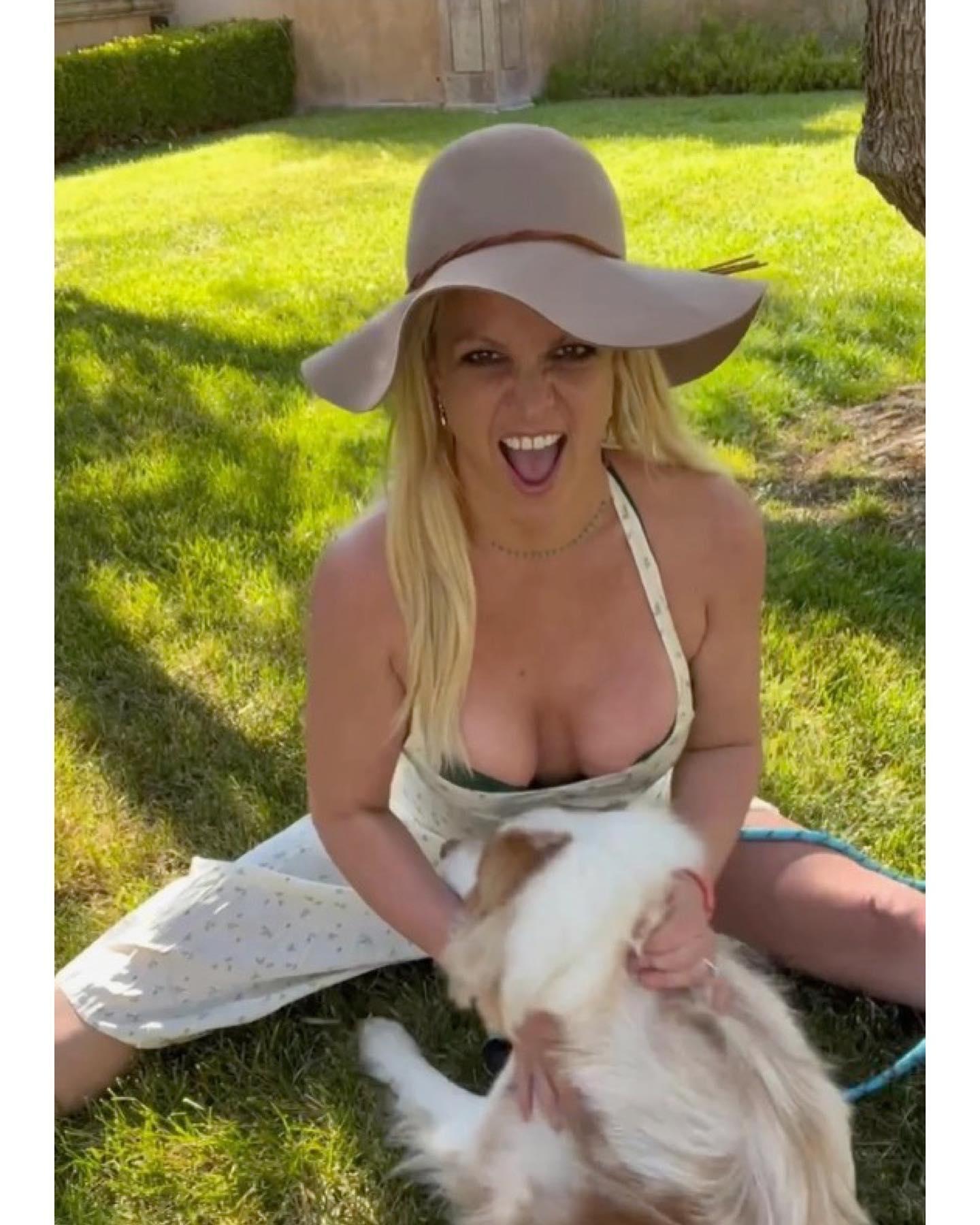 Britney Spears shares a throwback with her dog Sawyer