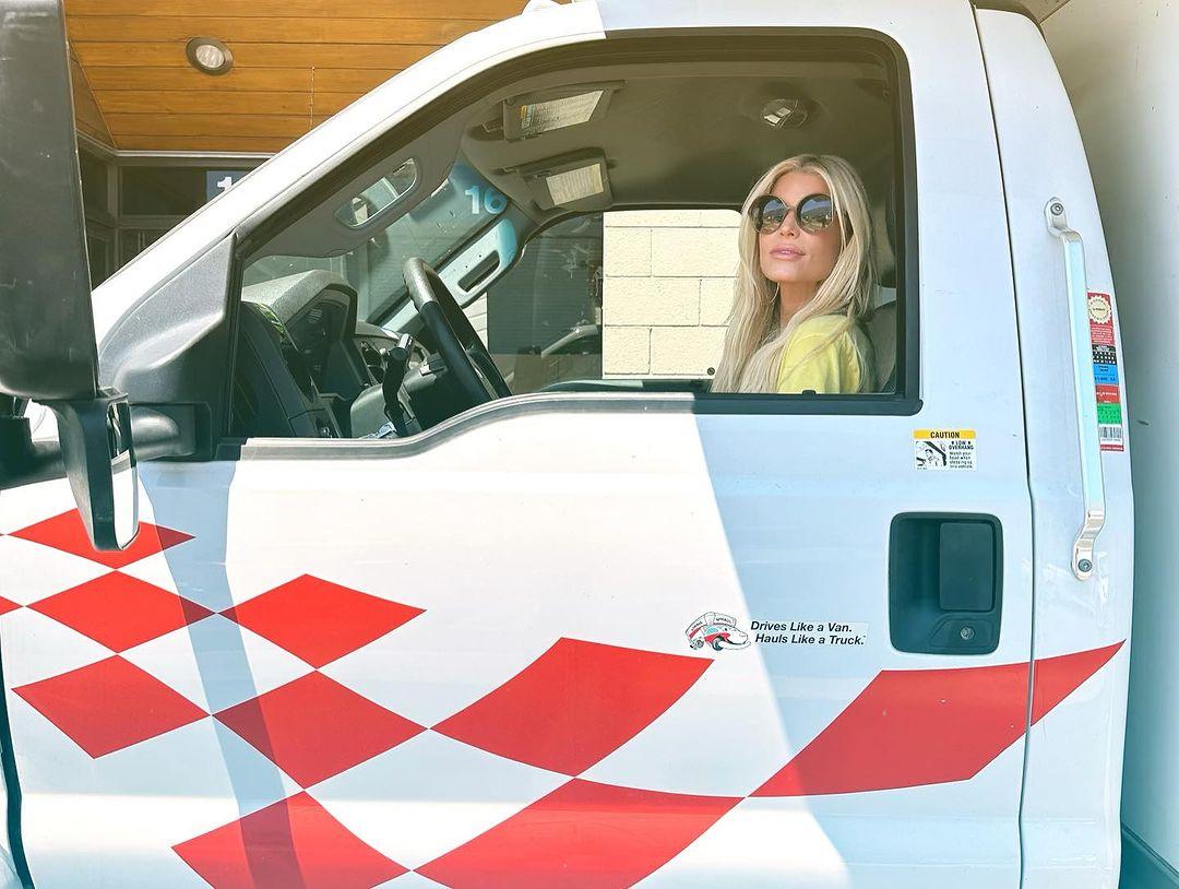 Jessica Simpson is a boss as she enjoys road trip in a U-Haul