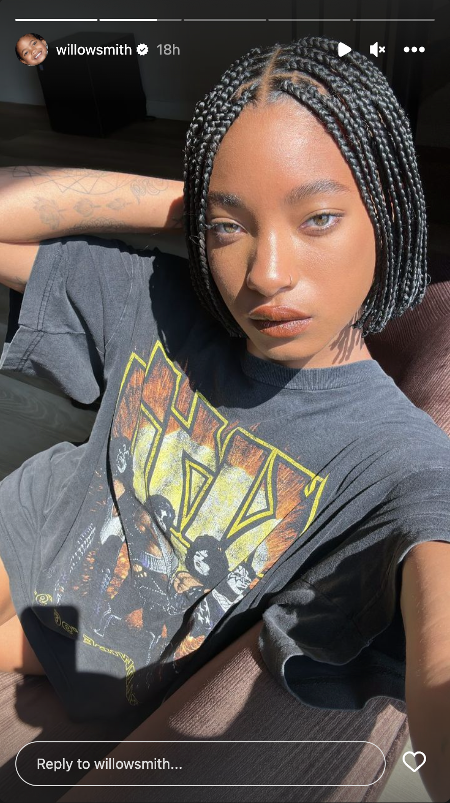 Willow Smith debuts new hair while serving face card