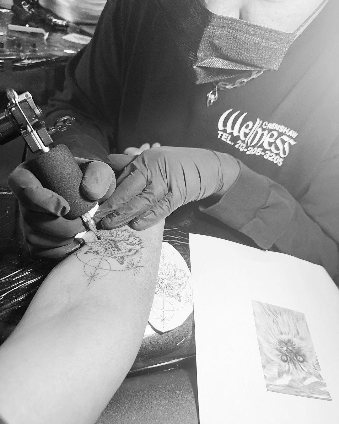 Kate Beckinsale got a tattoo of her late pet, Clive the cat
