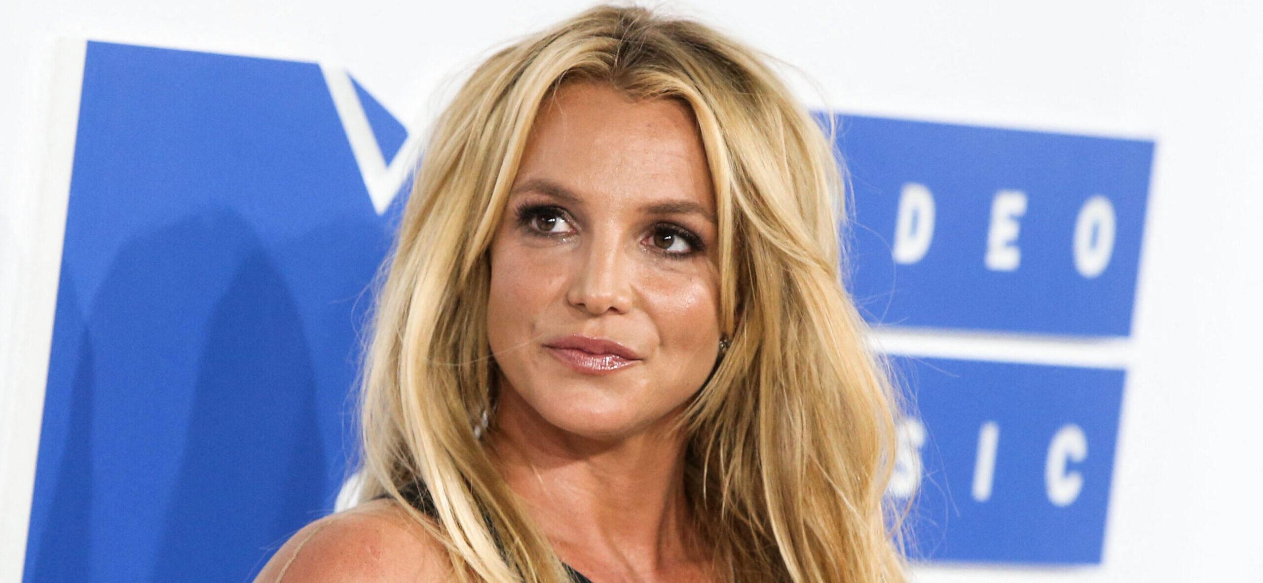 Britney Spears wearing a Julien MacDonald dress, H Stern jewels, and Christian Louboutin shoes arrives at the 2016 MTV Video Music Awards