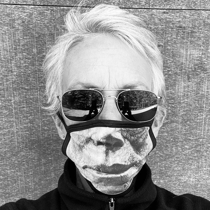 Jamie Lee Curtis is back in a mask for COVID