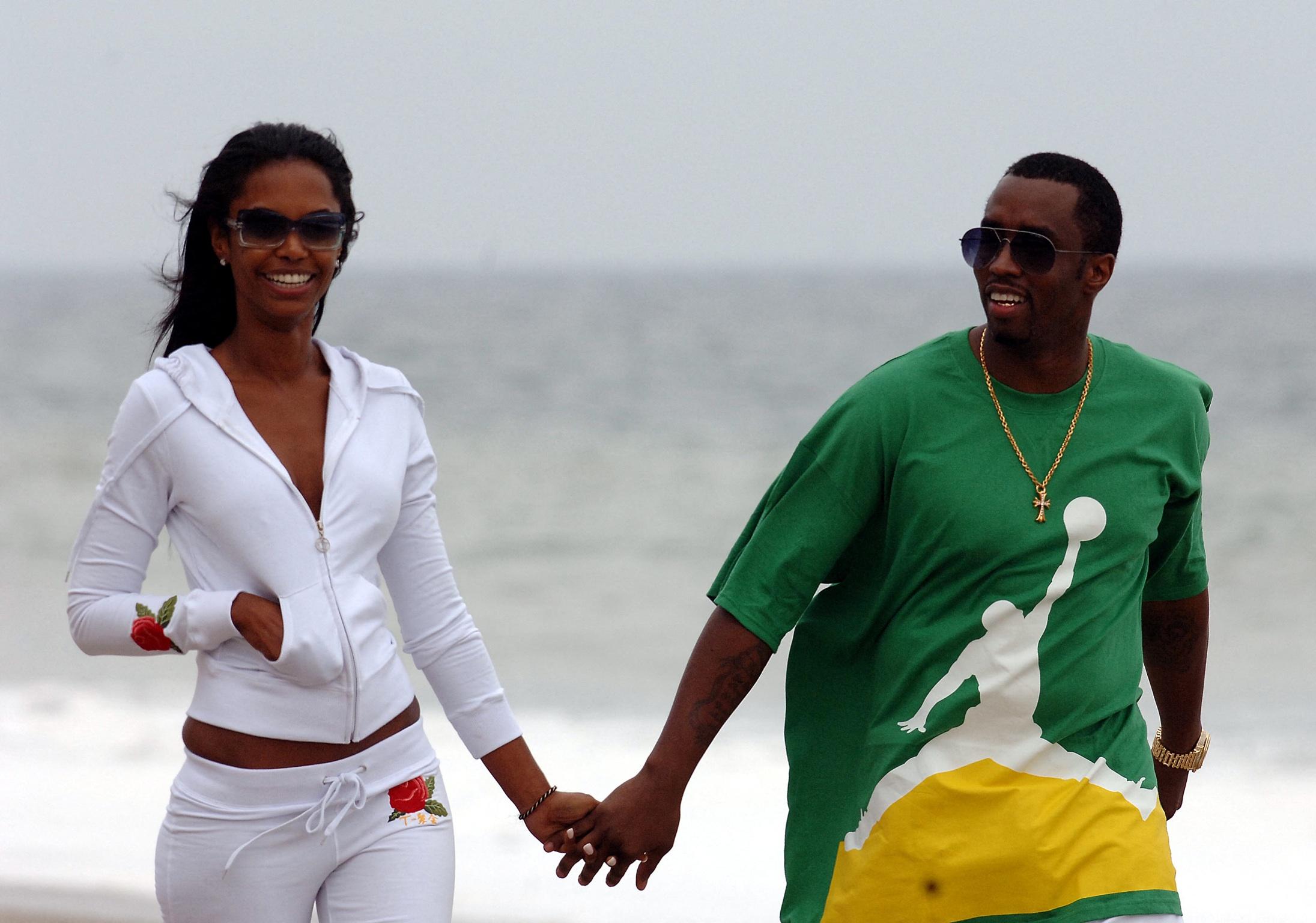 Sean Diddy e Kim Porter são vistos nesta foto de junho de 2006 (arquivo) retratada na praia de Carbon em Malibu, CA