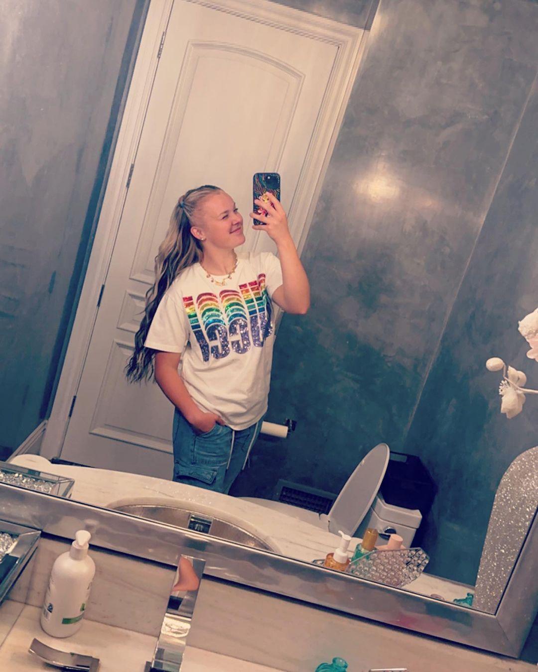 JoJo Siwa flaunts new hair