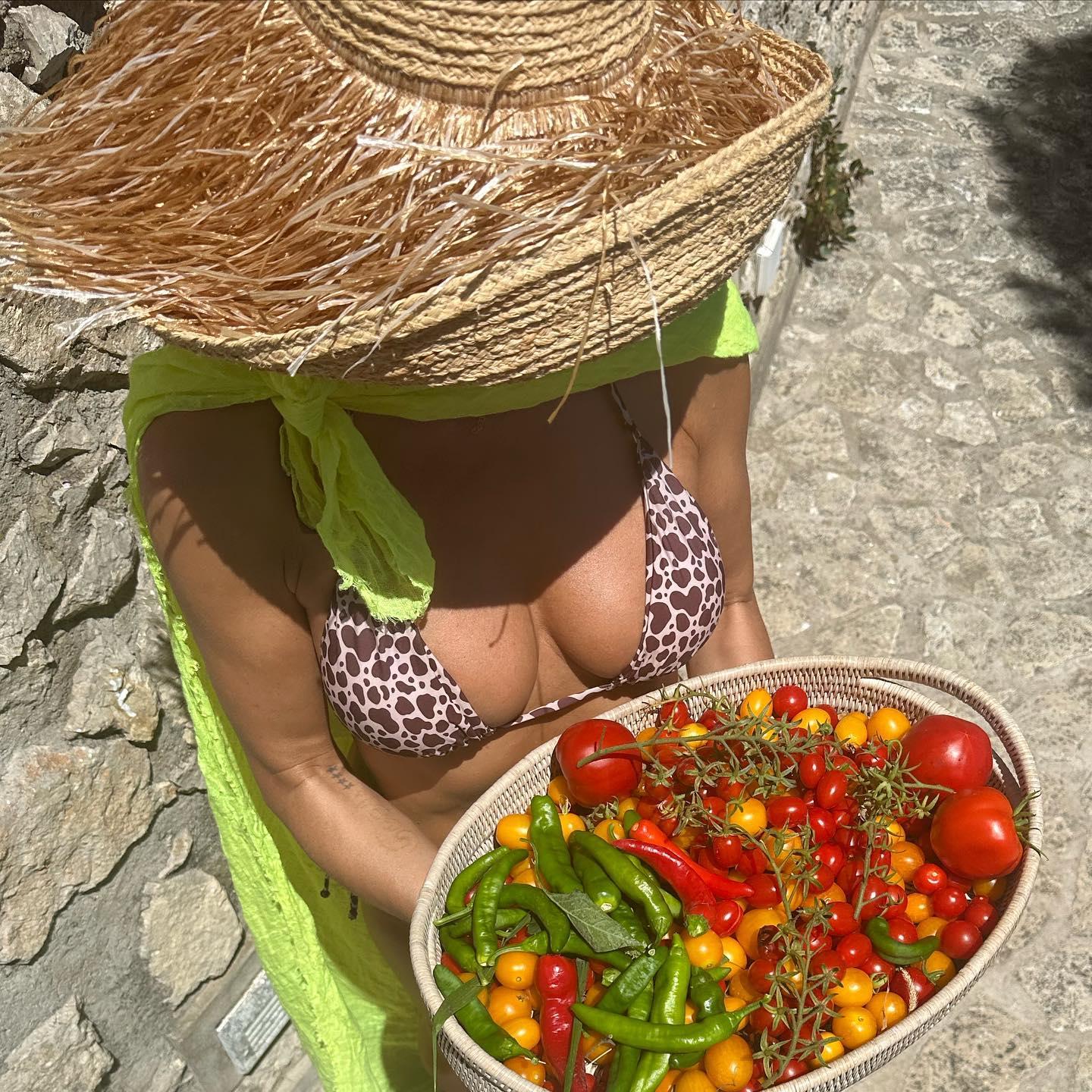 Heidi Klum shows off fruit in bikini