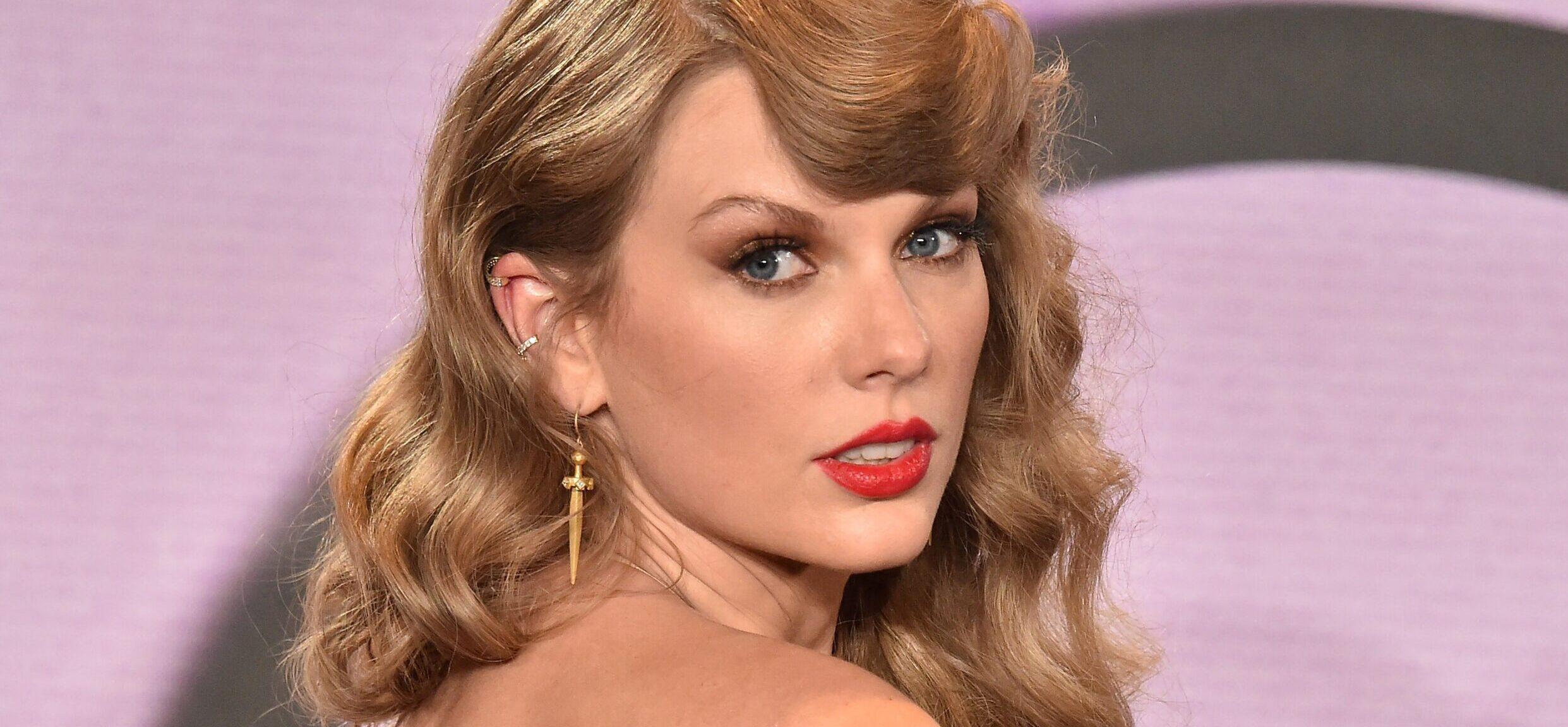 Taylor Swift in the pressroom at the 2022 American Music Awards held at the Microsoft Theatre on November 20, 2022