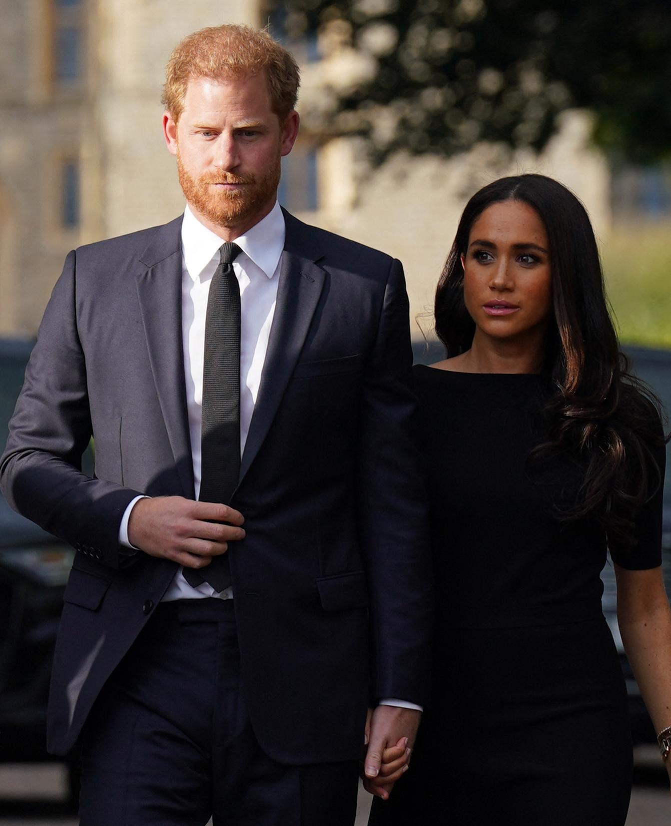 O duque e a duquesa de Sussex se reuniram com o público no Castelo de Windsor, em Berkshire, após a morte da rainha Elizabeth II na quinta-feira