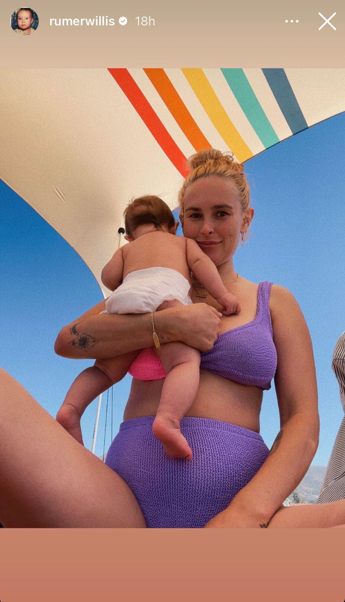 Rumer Willis curte passeio na praia de biquíni com a filha Louetta