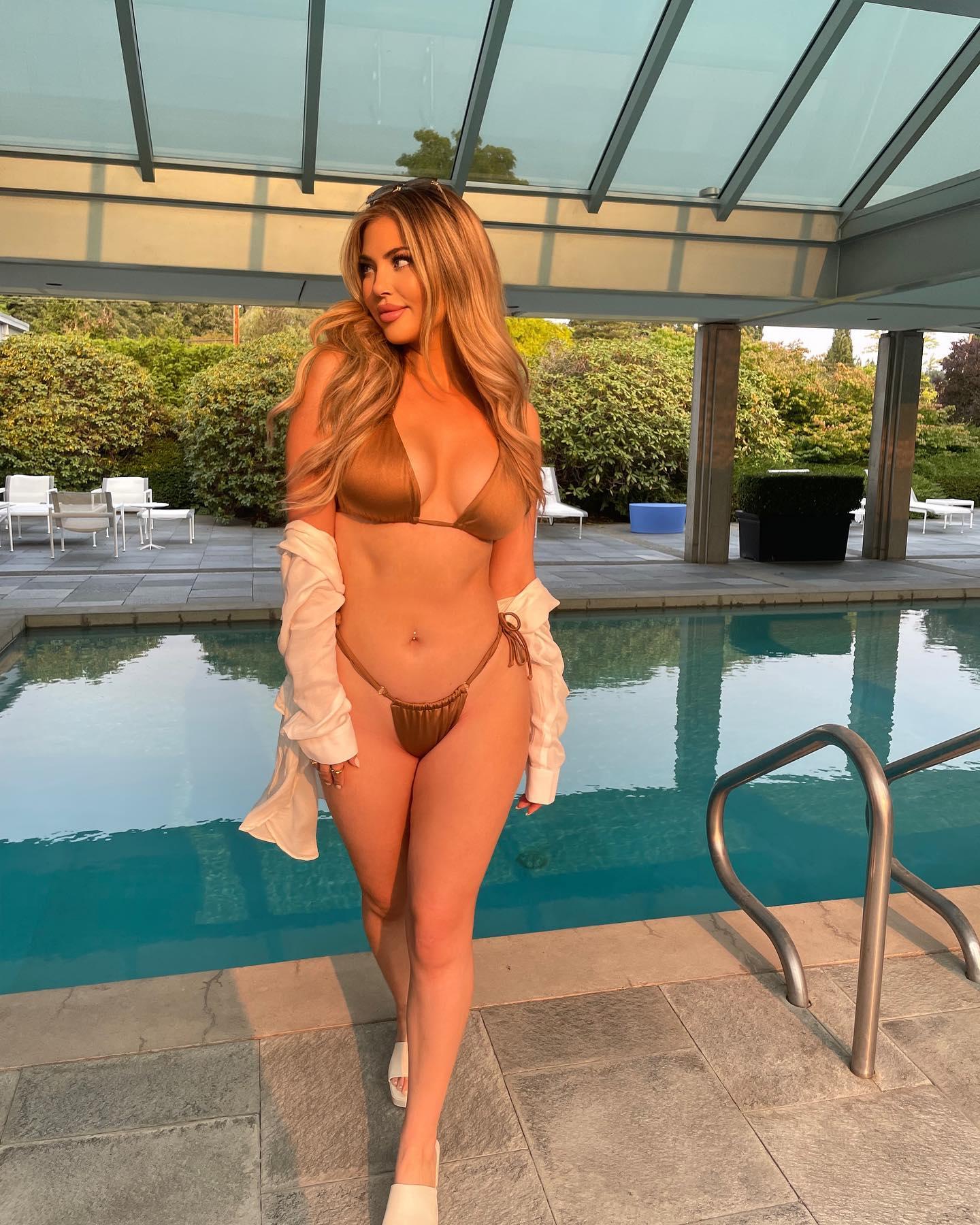 Sophia Pierson In Drawstring Gives 'Pool Party Vibes'