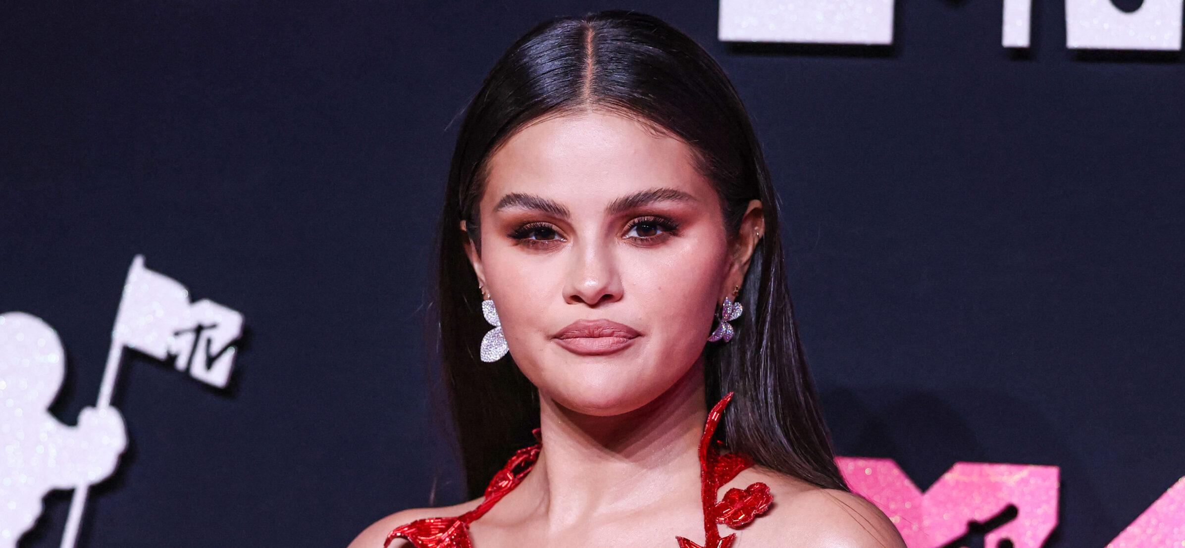 Selena Gomez wearing a custom Oscar de la Renta dress, Jimmy Choo shoes, a Roger Vivier bag, and Pasquale Bruni jewelry at the 2023 MTV Video Music Awards