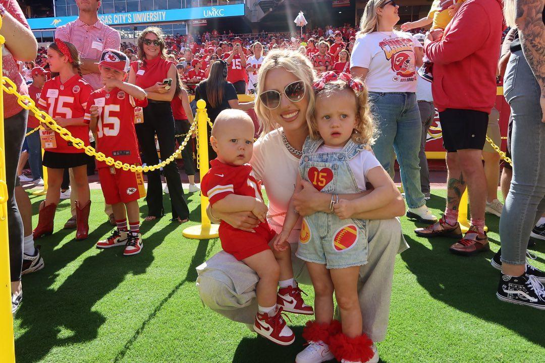 Fãs atacam Brittany Mahomes por ‘Trying To One Up’ Taylor Swift