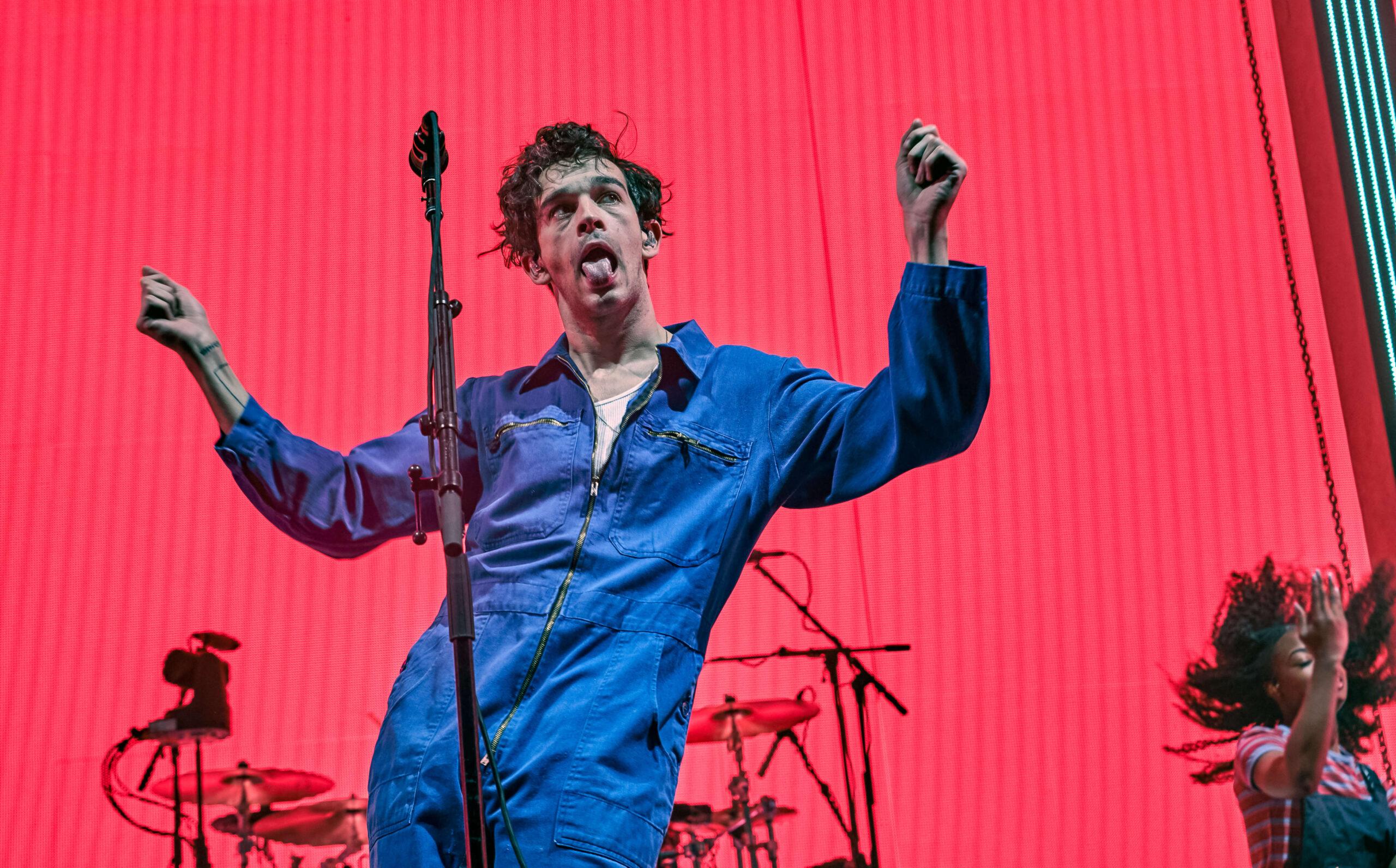 Matty Healy com THE 1975, Live Manchester Reino Unido