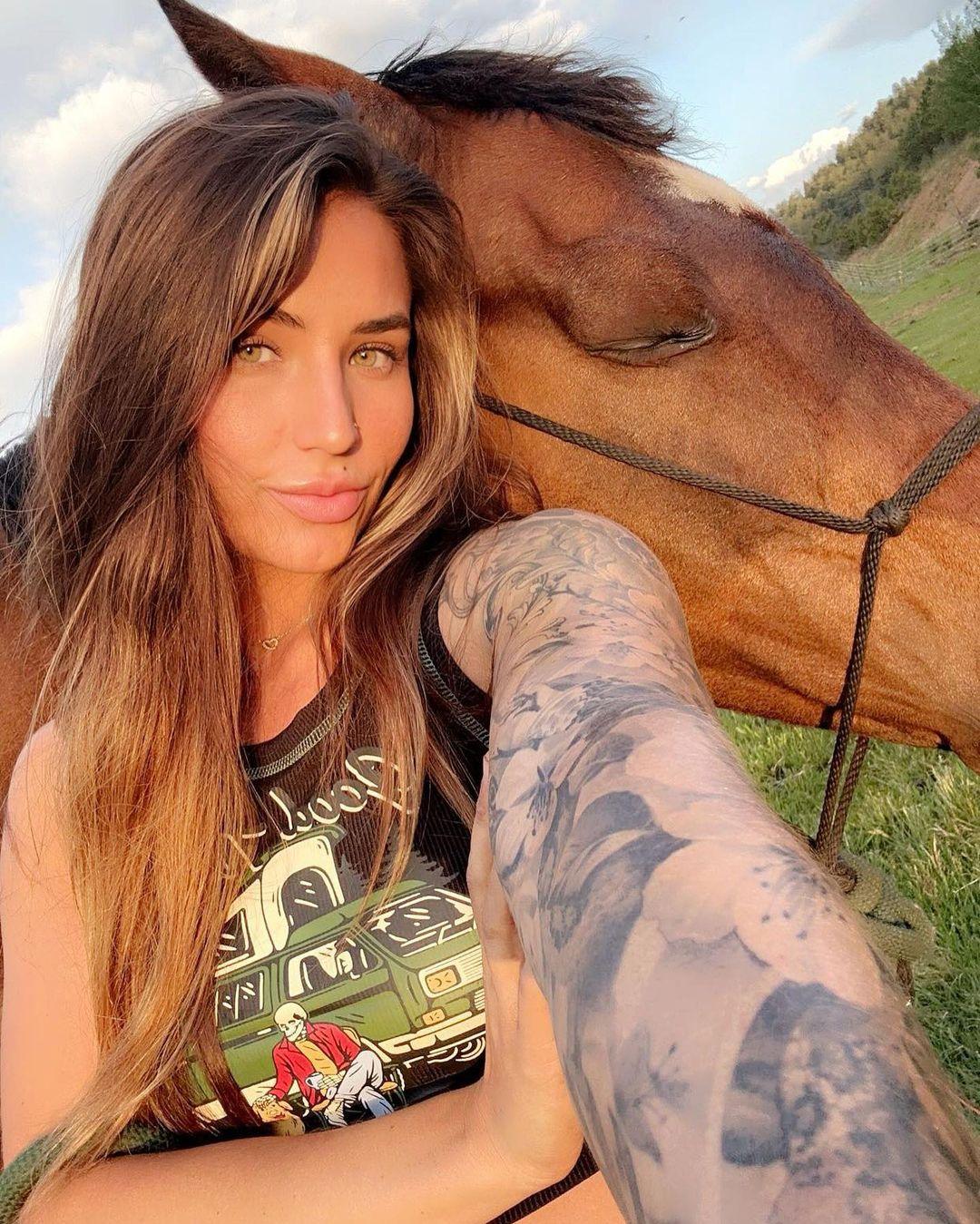 Skylyn Beaty taking a selfie with her horse.