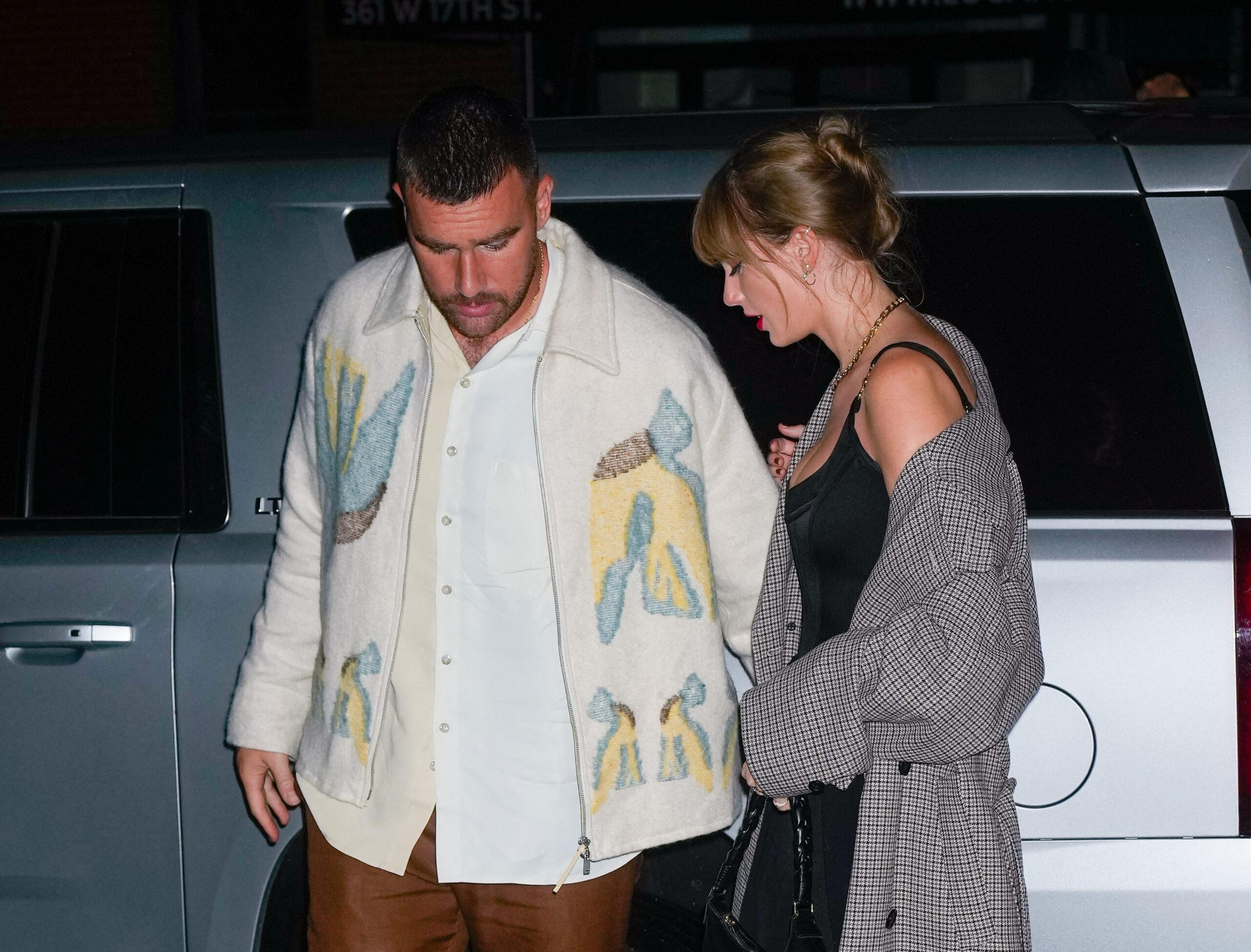 Taylor Swift e Travis Kelce comparecem à afterparty do SNL em Nova York