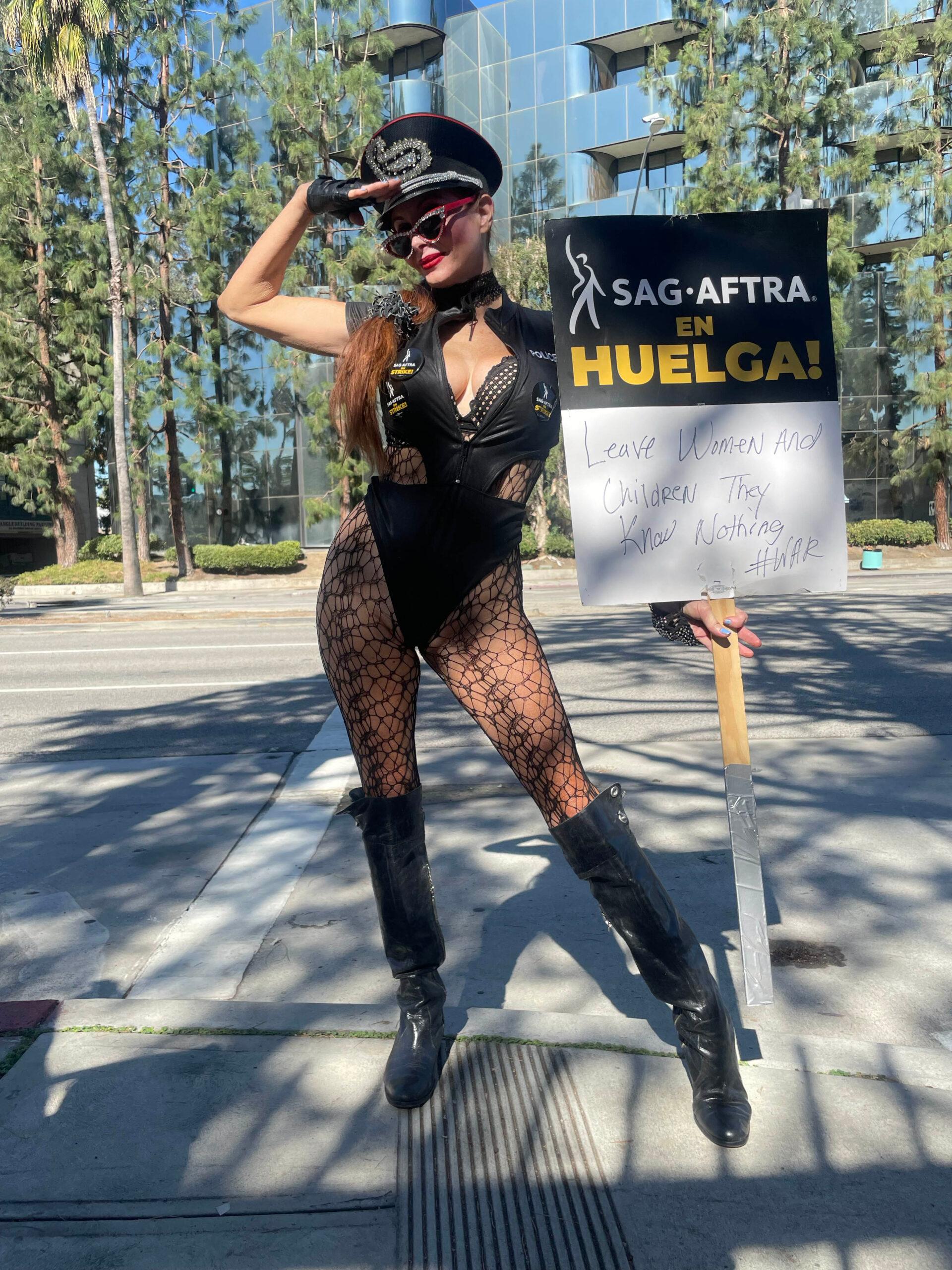 Actress Phoebe Price Bares Her Buns On The SAG-AFTRA Picket LPhoebe Price is seen picketing with SAG-AFTRA members. 20 Oct 2023