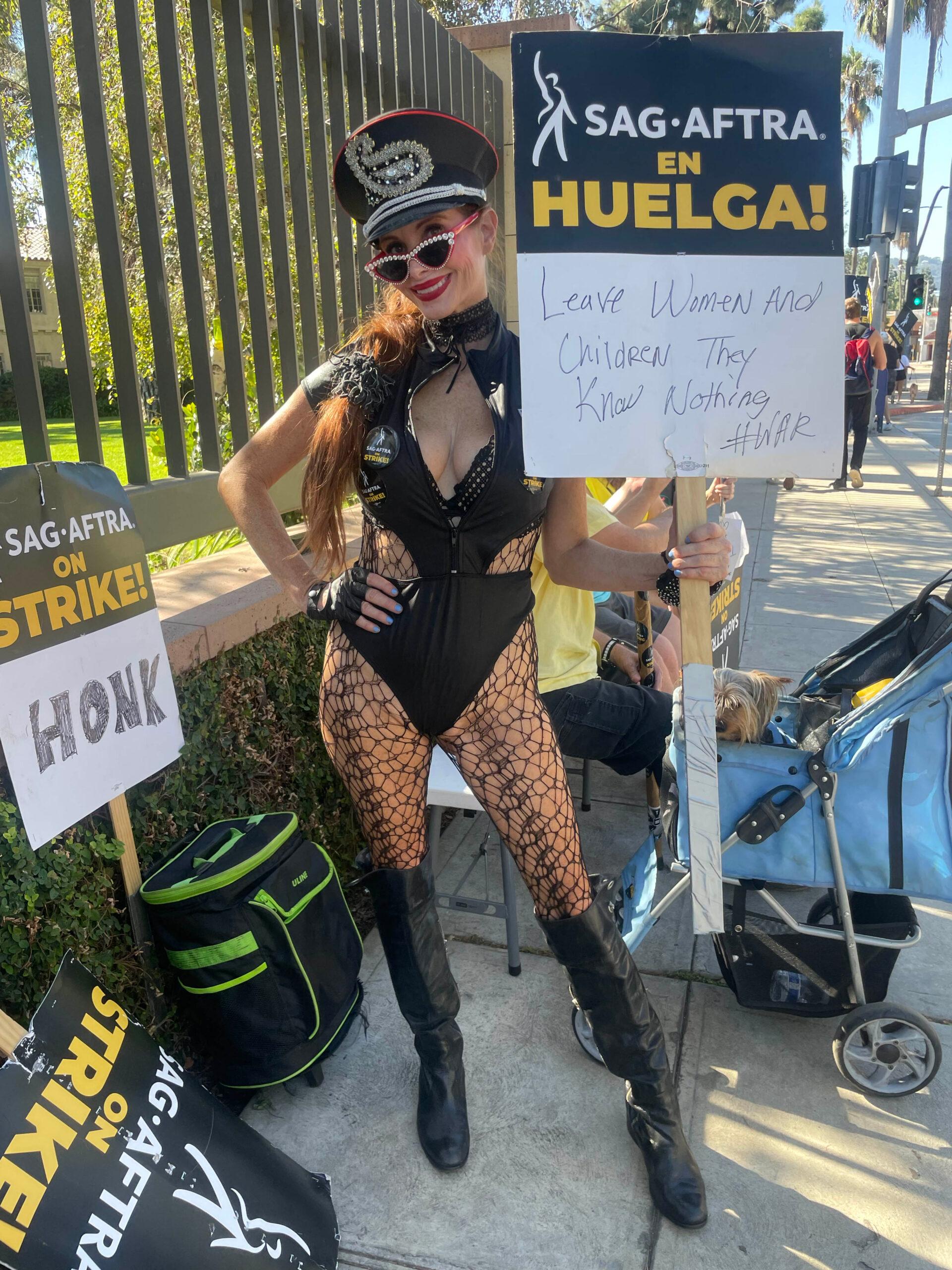 Actress Phoebe Price Bares Her Buns On The SAG-AFTRA Picket LPhoebe Price is seen picketing with SAG-AFTRA members. 20 Oct 2023