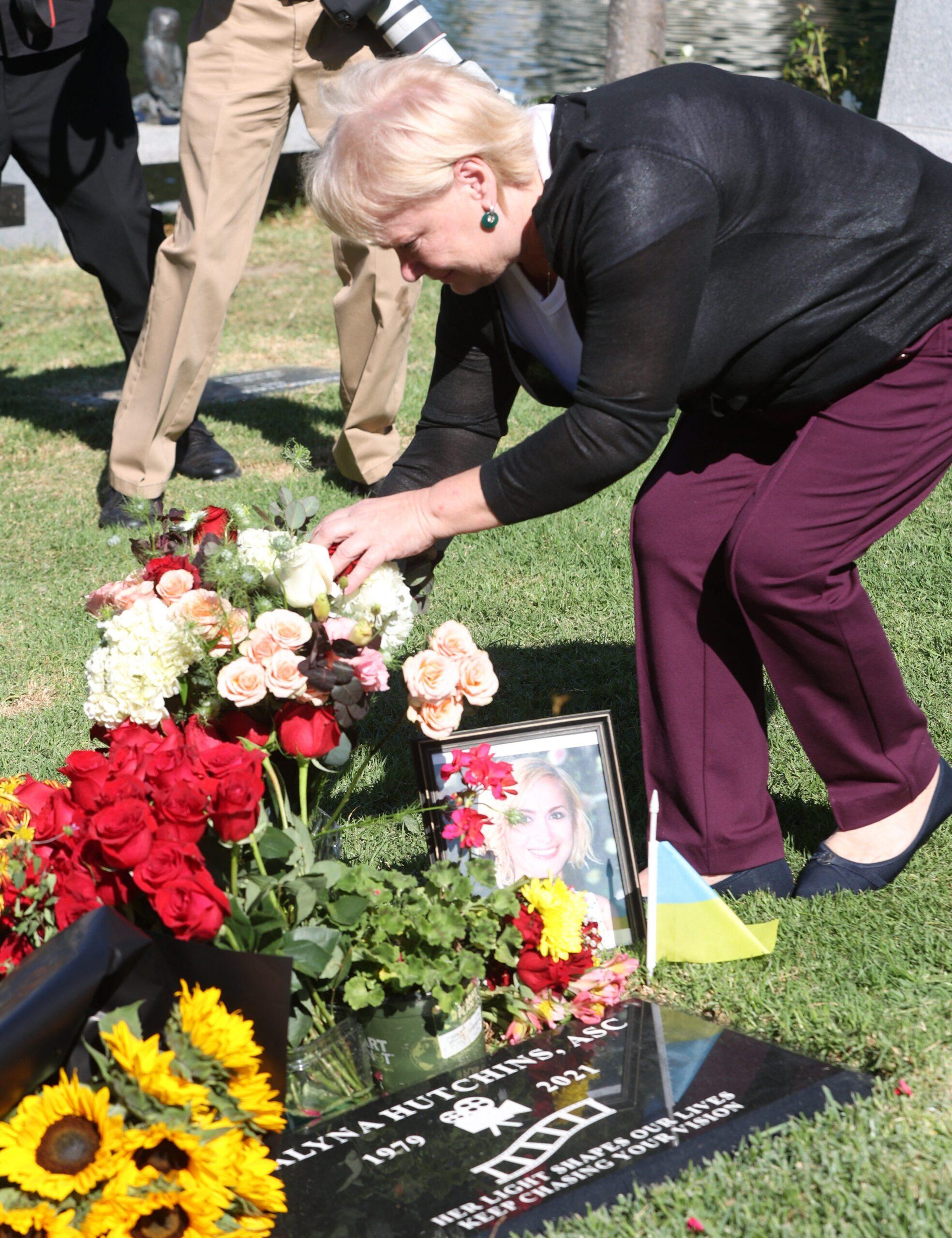 A mãe da vítima do tiroteio do filme Rust, Halyna Hutchins, Olga, viajou da Ucrânia para Hollywood para depositar flores no túmulo de sua filha no segundo aniversário de sua morte