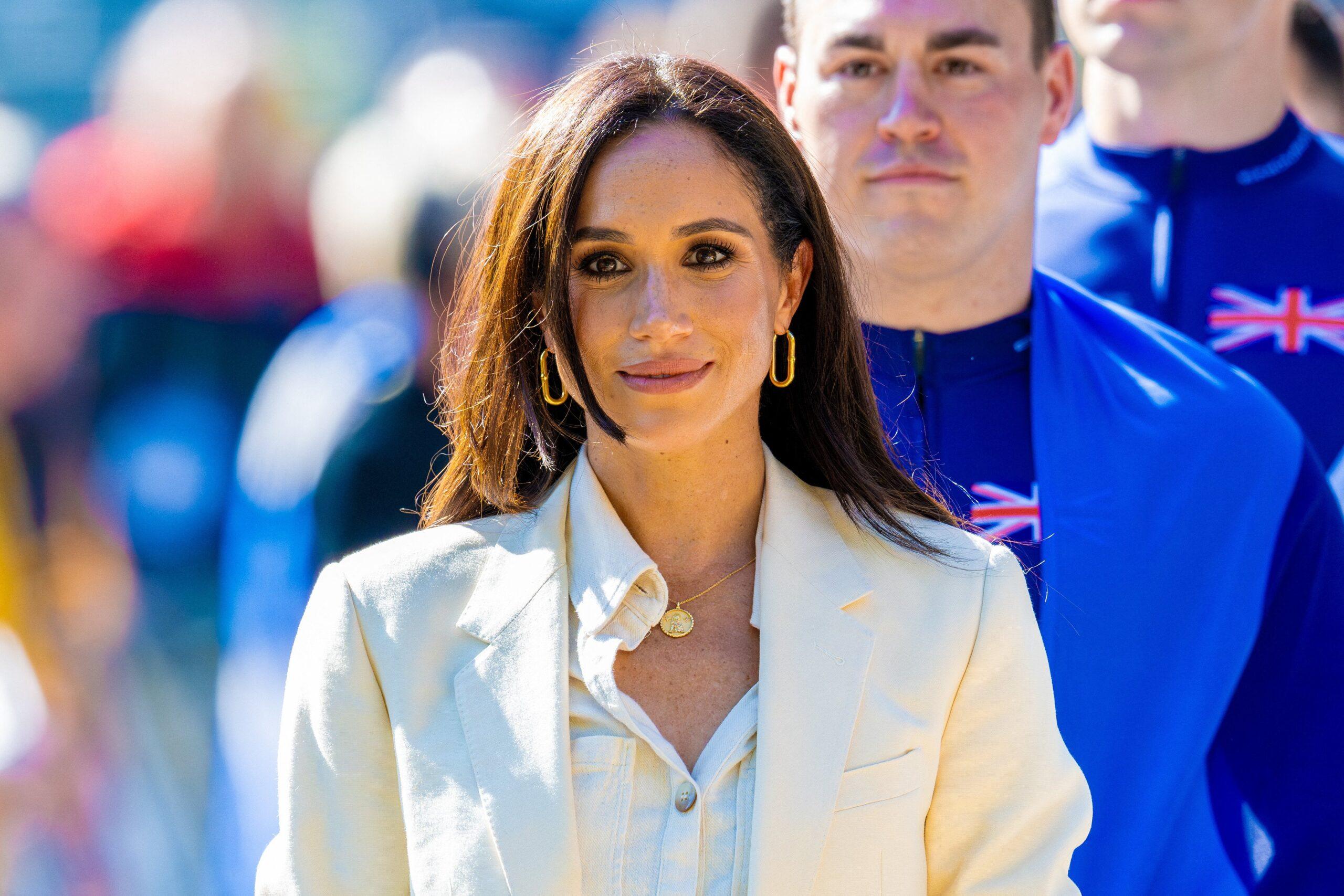 Amiga da Rainha Elizabeth BASHES Meghan Markle por se juntar à família real