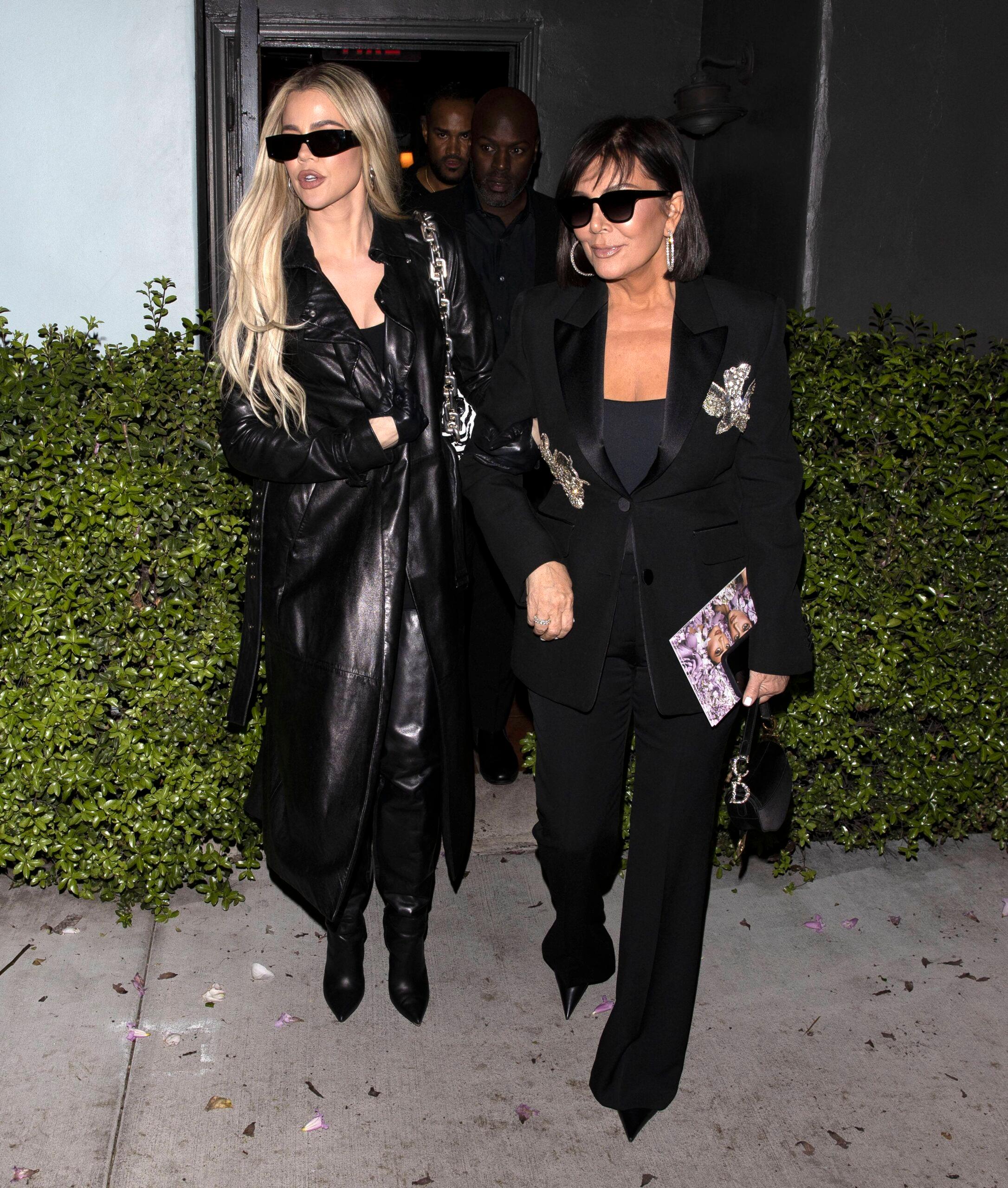 Khloe Kardashian, Kris Jenner e Korey Gamble saem para jantar juntas na Osteria Mozza em Hollywood, CA