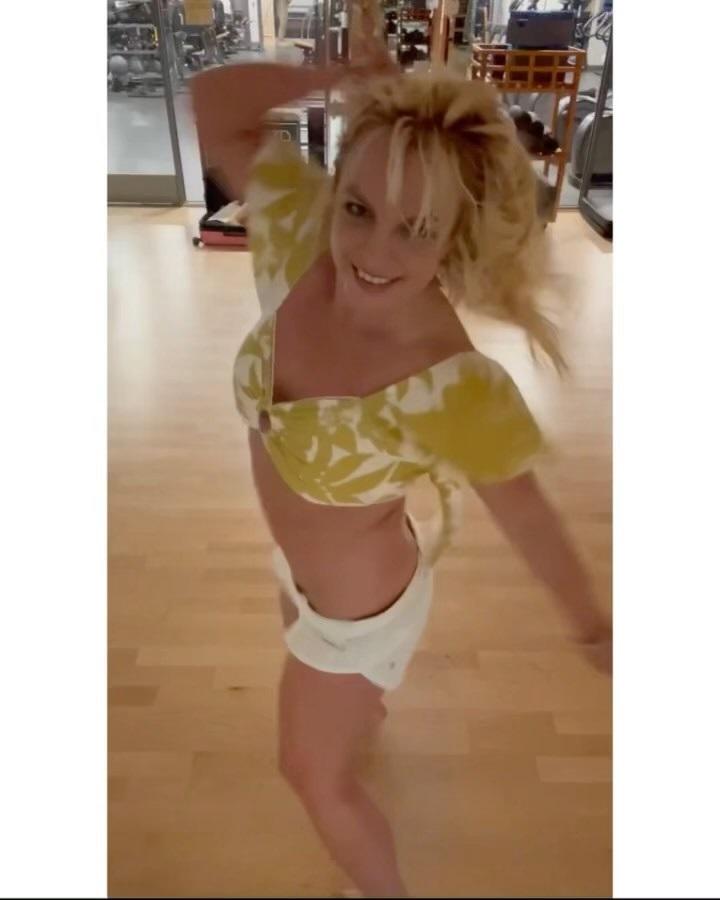 Britney Spears dances in the gym