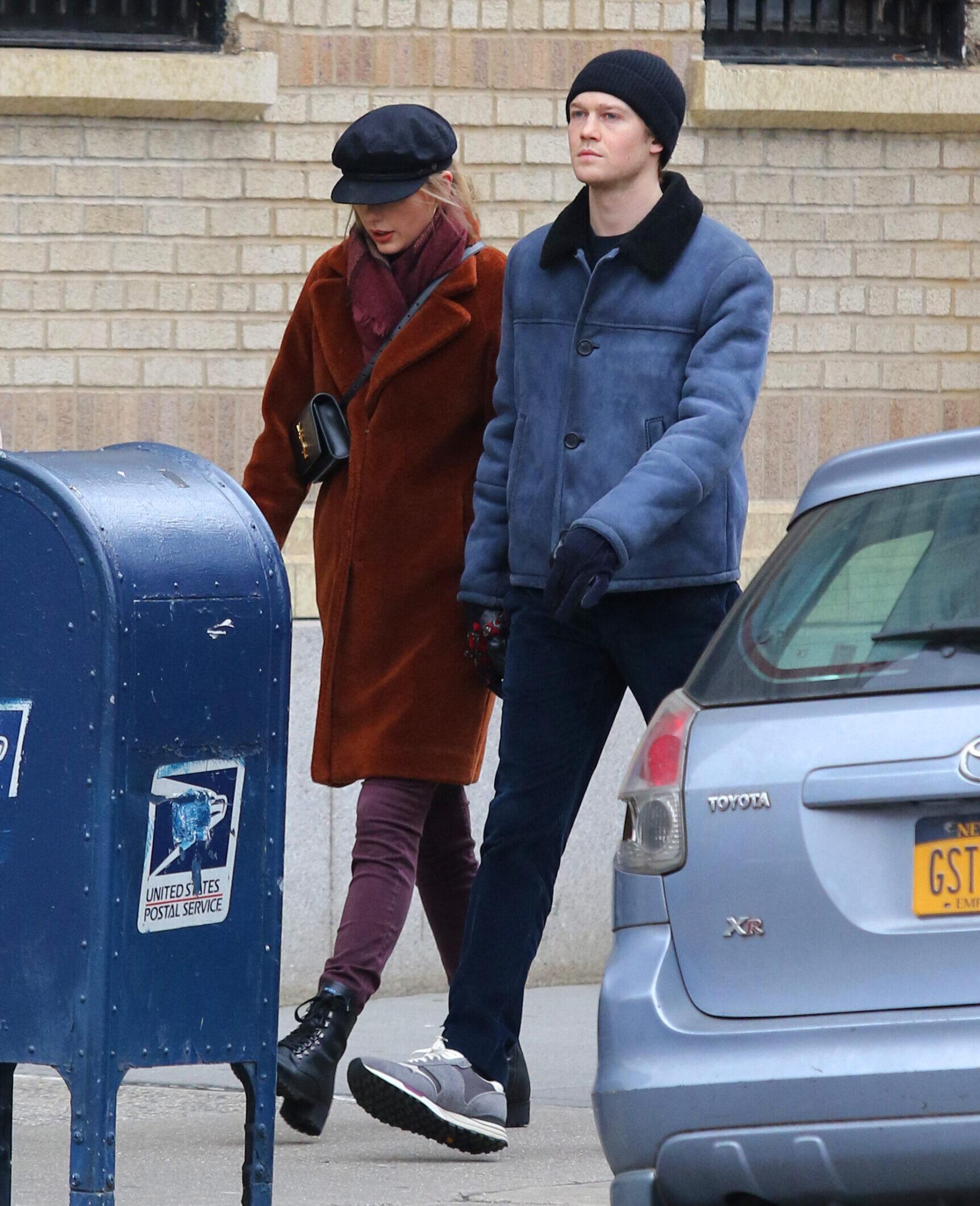 Taylor se une con una mano y Joe Alwyn viaja durante mucho tiempo después del almuerzo con Nueva York