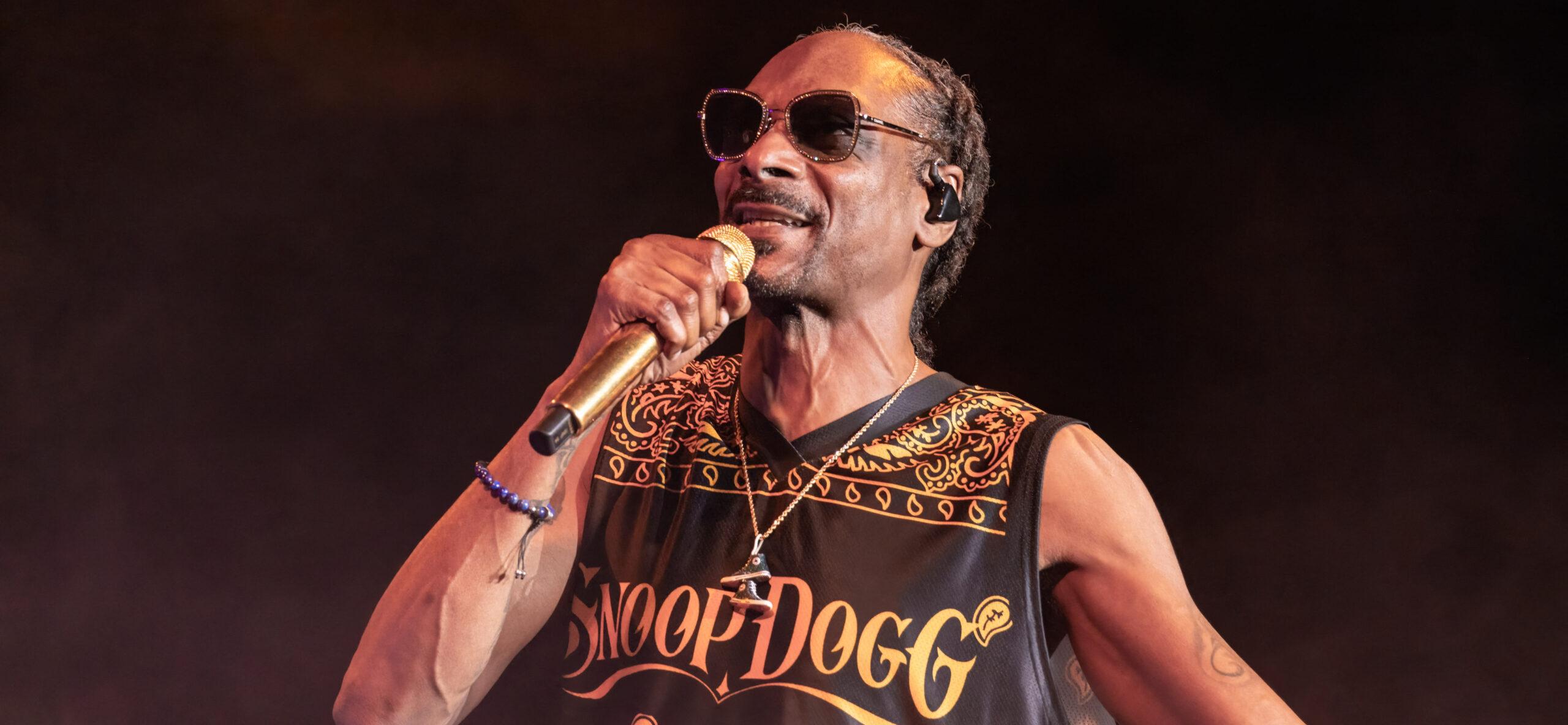 Snoop Dogg é visto com um rombo na mão dias depois de ‘parar de fumar’