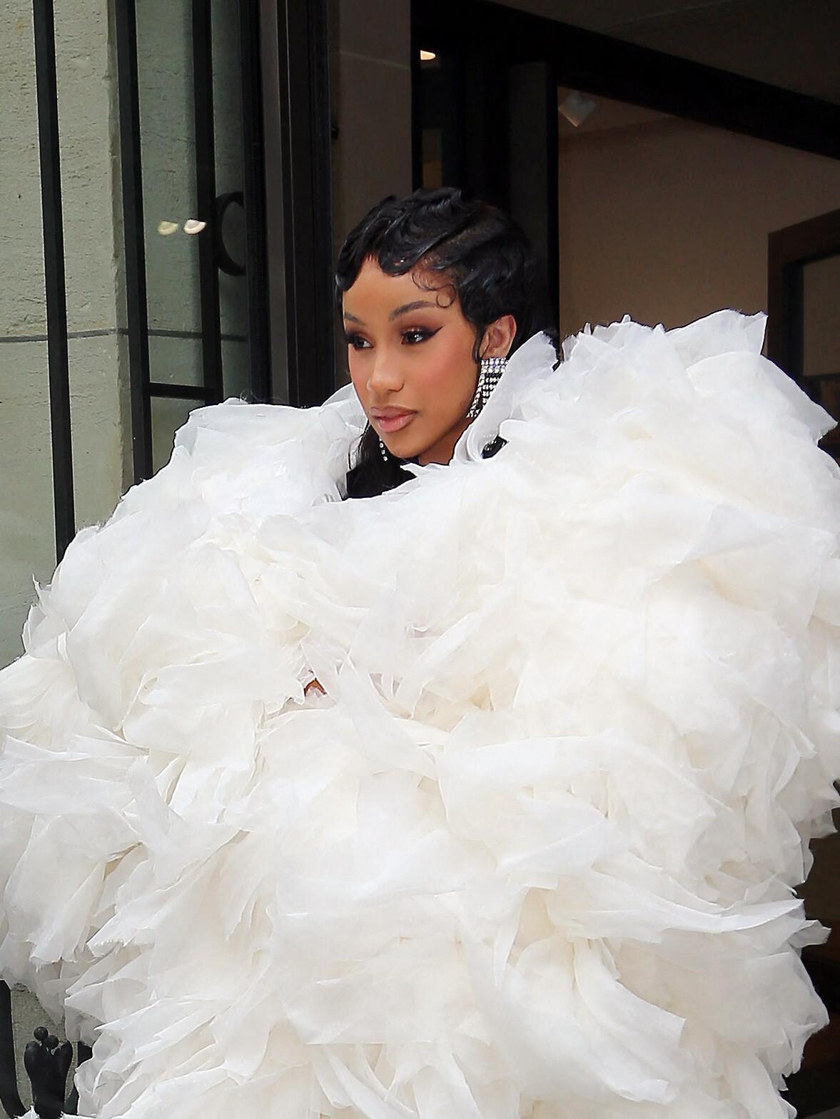 A cantora Cardi B está em Paris para o PFW 23 Balenciaga