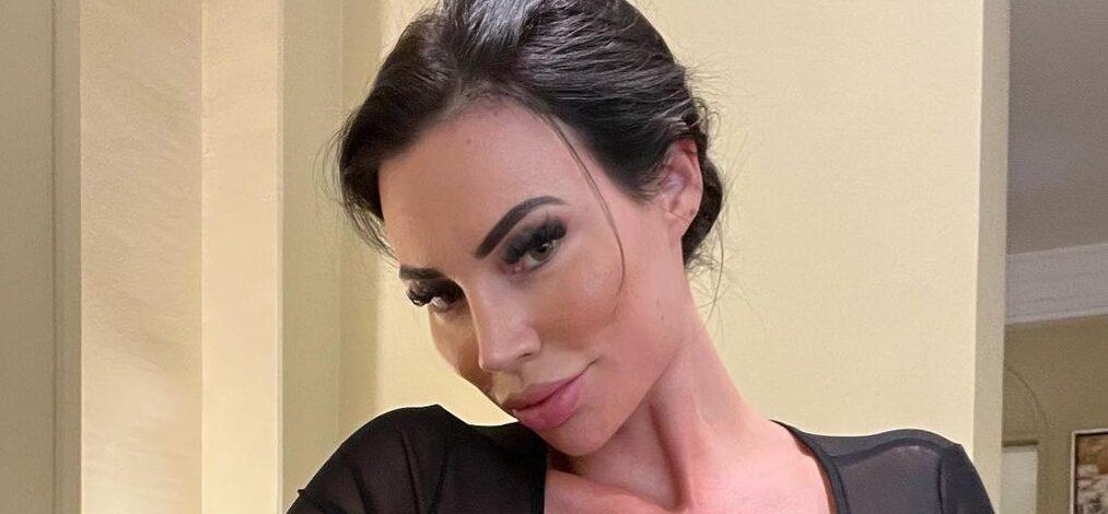 Kim Kardashian lookalike model Yvonne Bar takes a selfie.