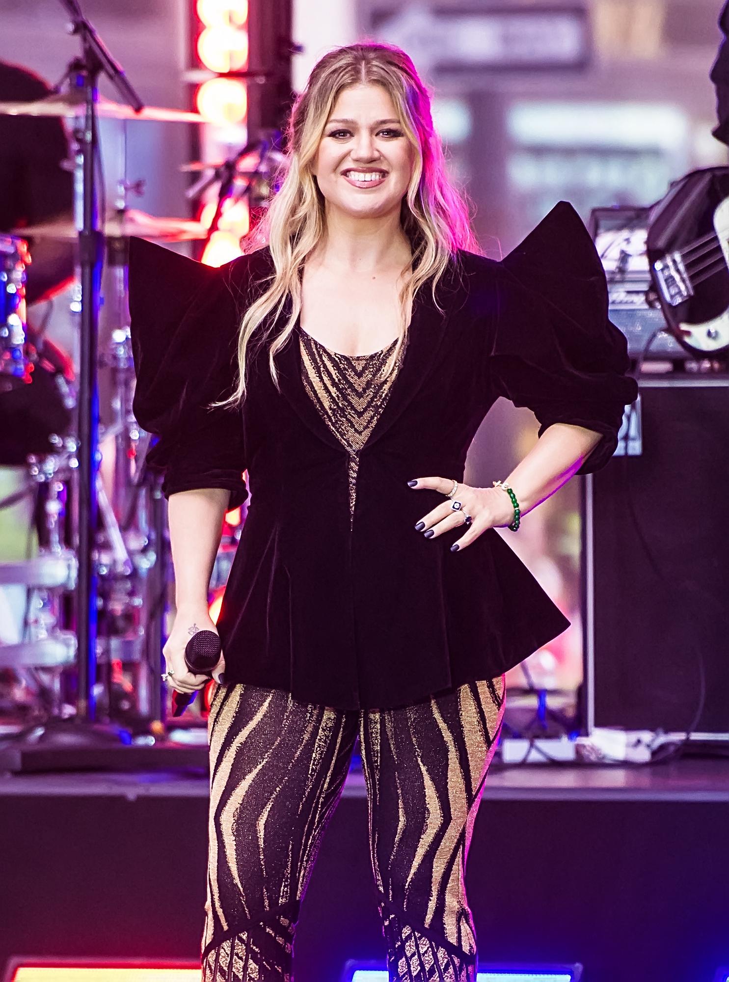 Kelly Clarkson stars on NBC "Today" To show