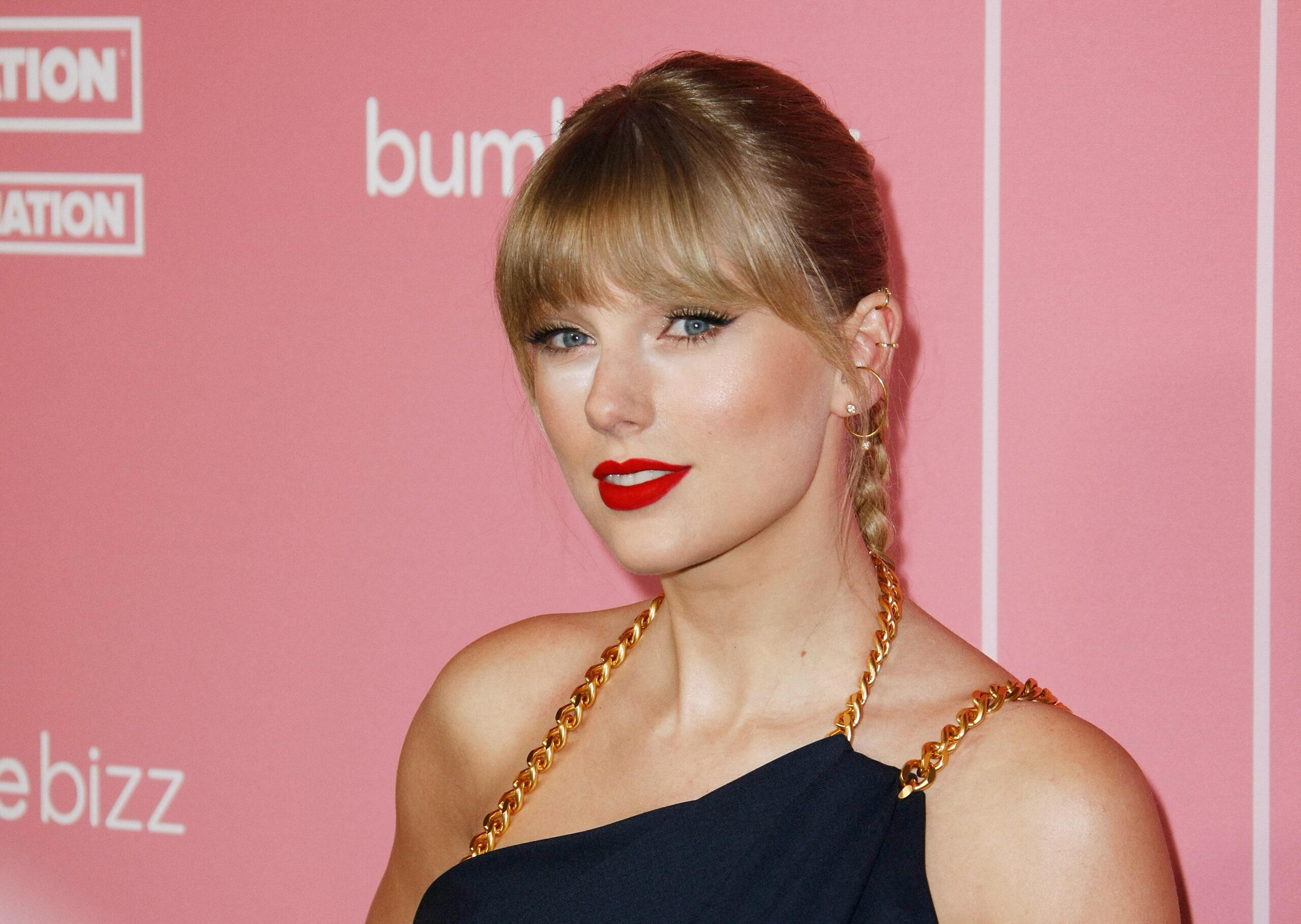 Taylor Swift poses on the red carpet at the 2019 Billboard Women In Music