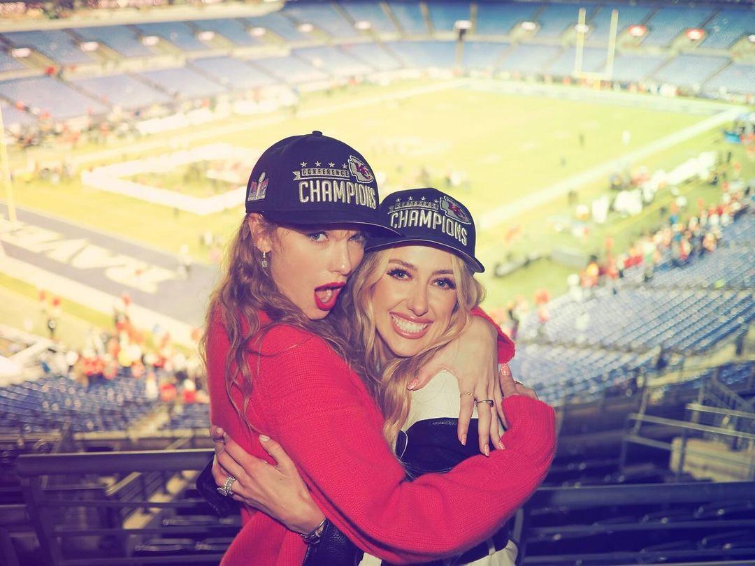 Taylor Swift festeja com Brittany Mahomes após jogo dos Chiefs [PHOTOS]