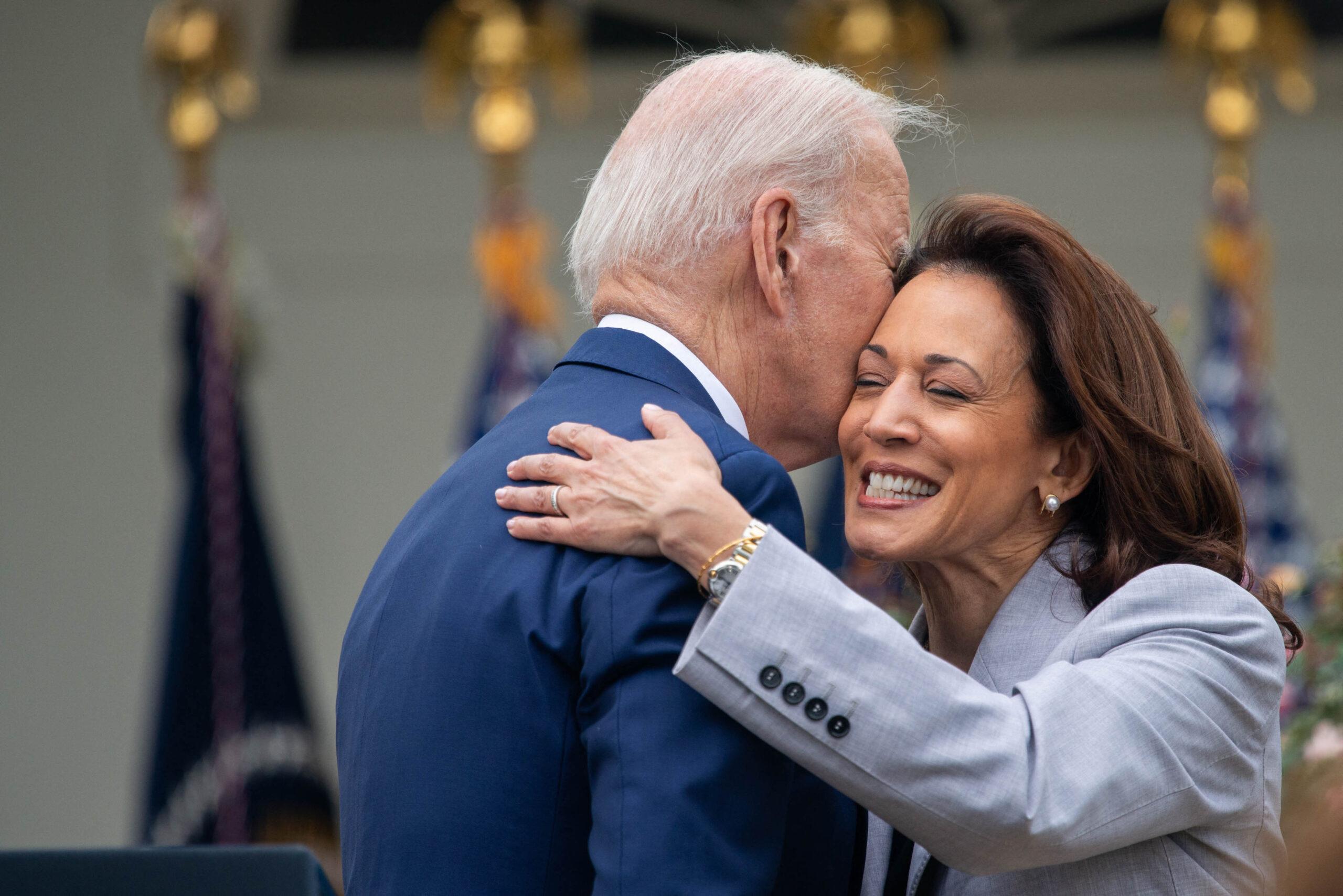 A vice-presidente Kamala Harris abraça Joe Biden