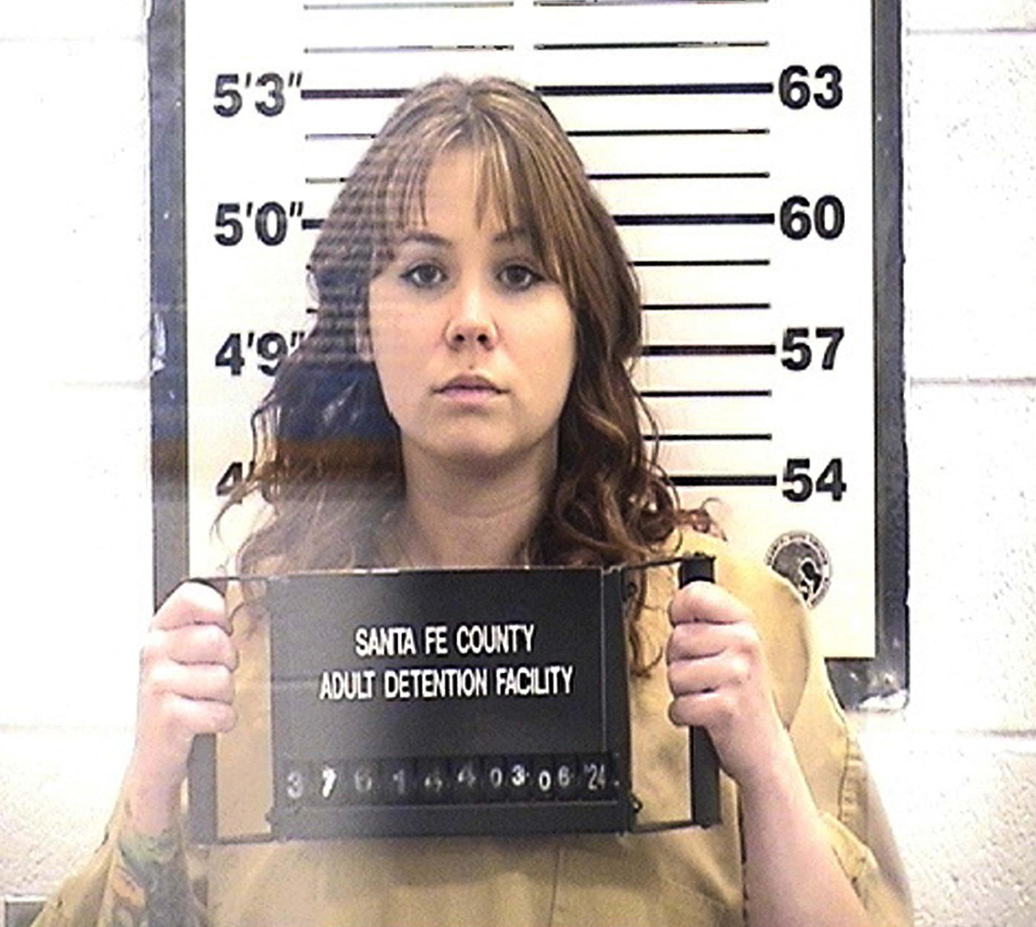 Hannah Gutierrez-Reed posa para foto após ser condenada por homicídio culposo no julgamento de 'Rust'