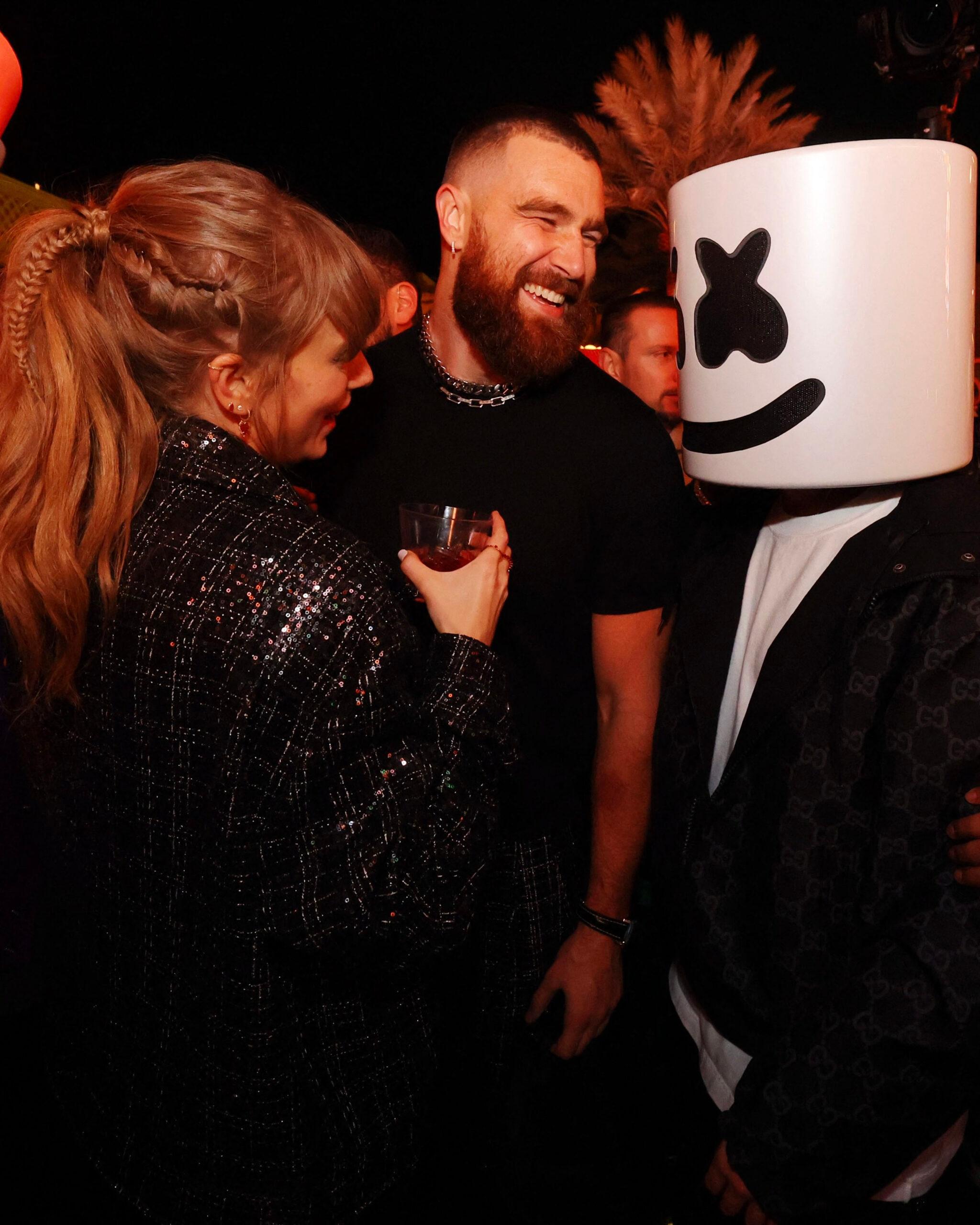 Taylor Swift e Travis Kelce comemoram a vitória do Kansas City Chiefs no Super Bowl no XS Nightclub no Wynn Las Vegas