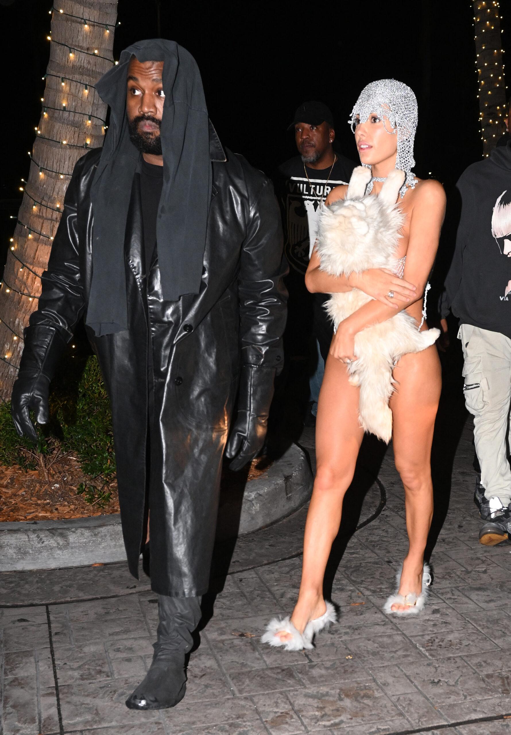 A esposa de Kanye West, Bianca Censori, está quase nua em um conjunto de cordas de prata para menores, cobrindo apenas um gato de pelúcia enquanto a dupla causa agitação na boate LIV de Miami.